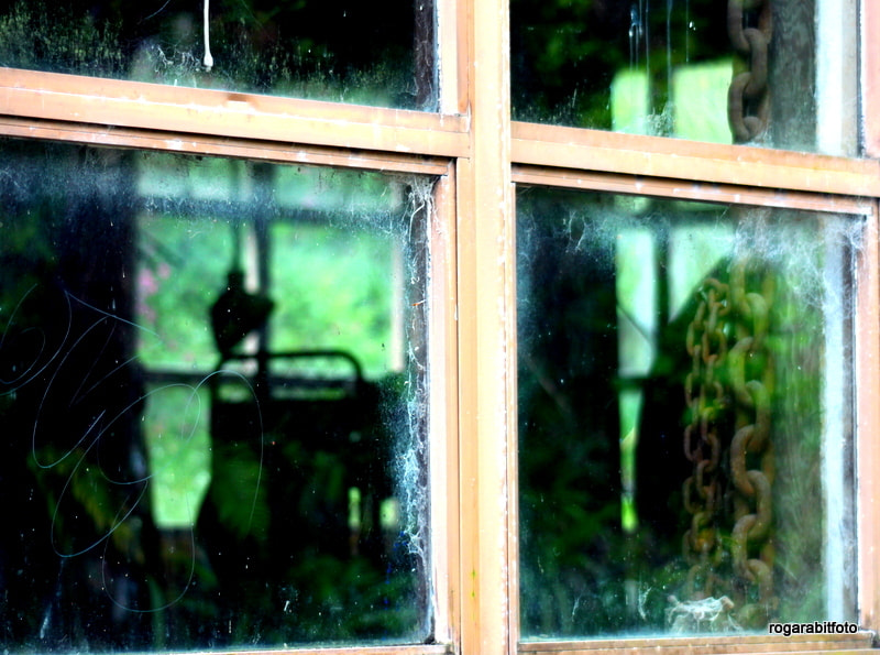 Canon EF 80-200mm F4.5-5.6 II sample photo. Behind old windows photography