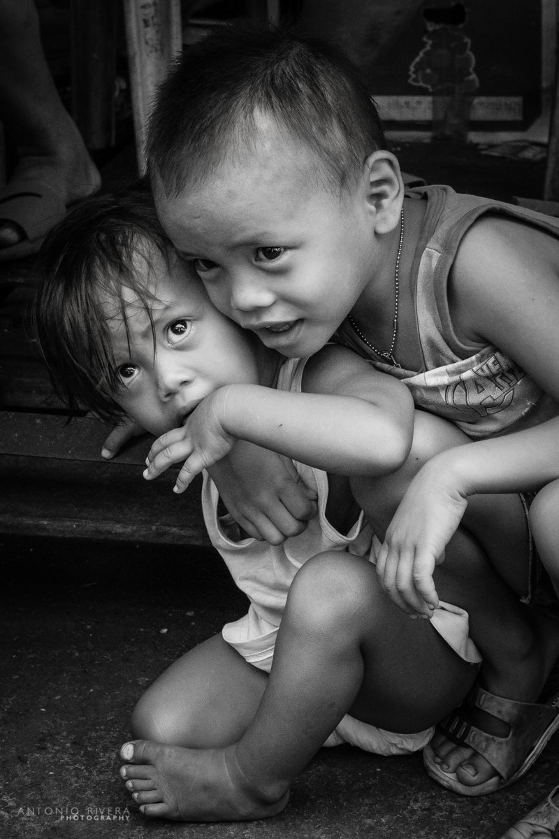 Fujifilm X-Pro1 + Fujifilm XF 56mm F1.2 R APD sample photo. Street kids of quiapo photography