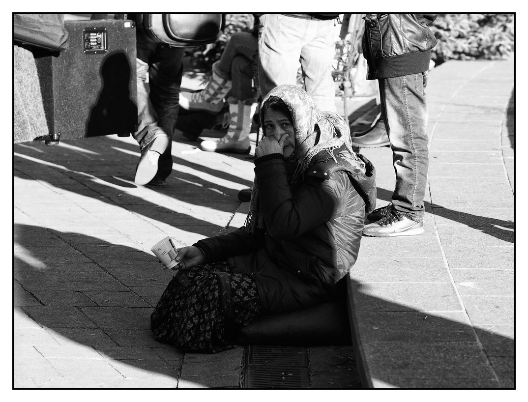 Olympus OM-D E-M5 + Olympus M.Zuiko Digital ED 75mm F1.8 sample photo. Beggar woman photography
