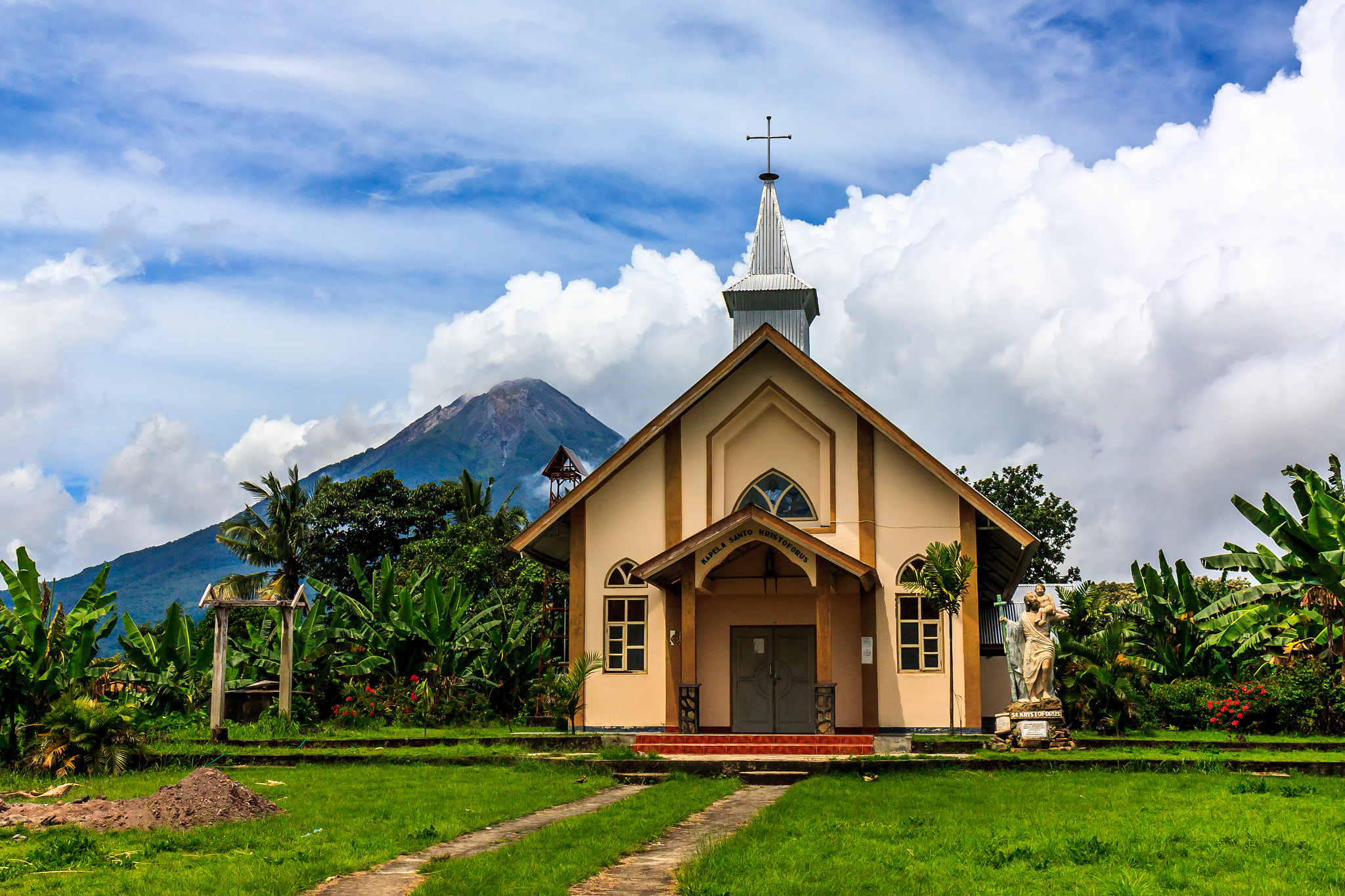 Canon EOS 450D (EOS Rebel XSi / EOS Kiss X2) sample photo. Church and volcano photography