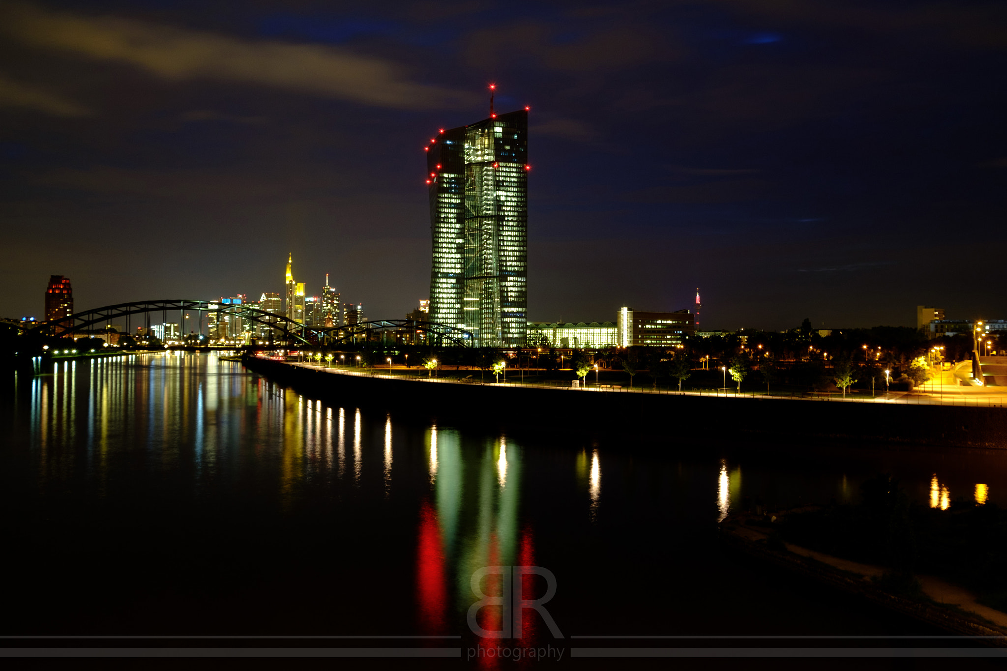 Fujifilm X-M1 + Fujifilm XF 10-24mm F4 R OIS sample photo. Frankfurt skyline at night photography