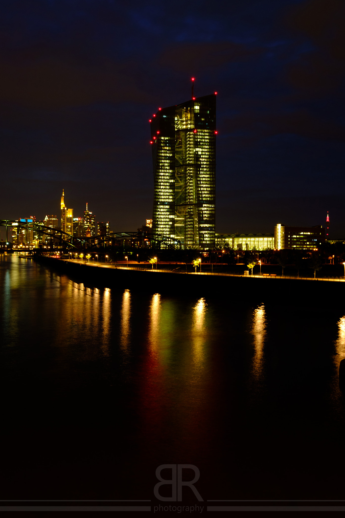 Fujifilm X-M1 + Fujifilm XF 10-24mm F4 R OIS sample photo. Frankfurt skyline at night photography