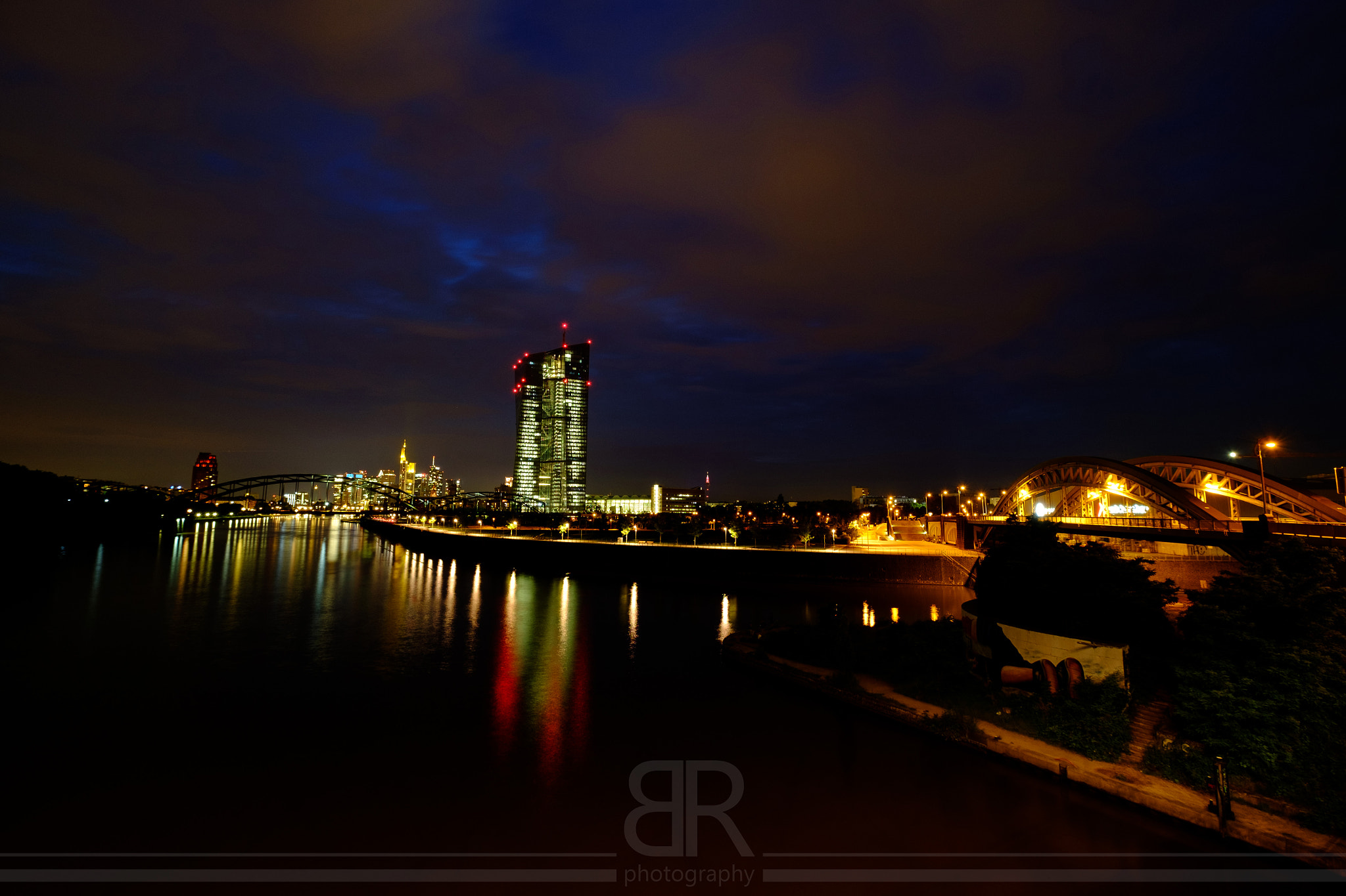 Fujifilm X-M1 + Fujifilm XF 10-24mm F4 R OIS sample photo. Frankfurt skyline at night photography
