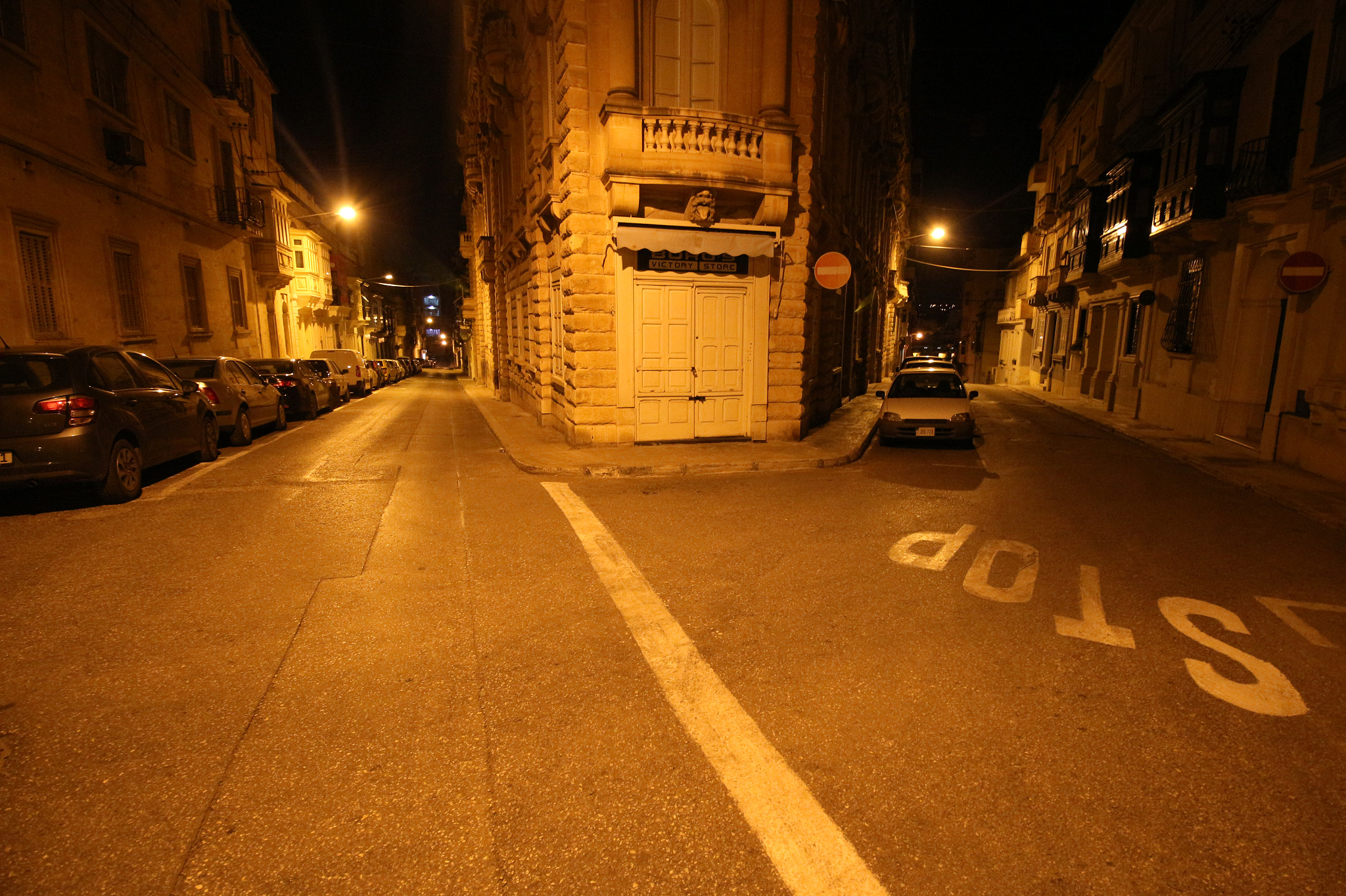 Canon EF-S 10-18mm F4.5–5.6 IS STM sample photo. Night street photography