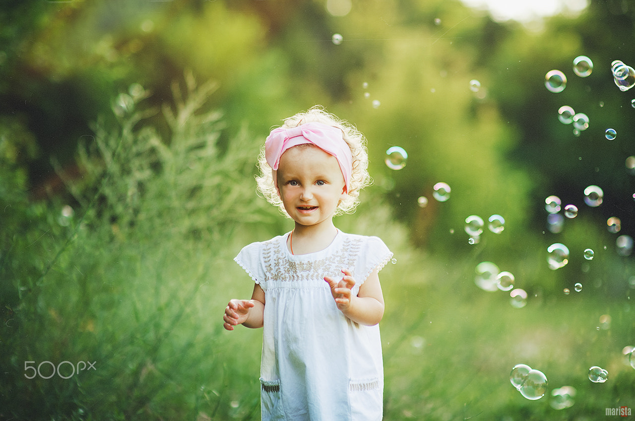Nikon D7000 + Sigma 85mm F1.4 EX DG HSM sample photo. Girl with soap bubbles photography