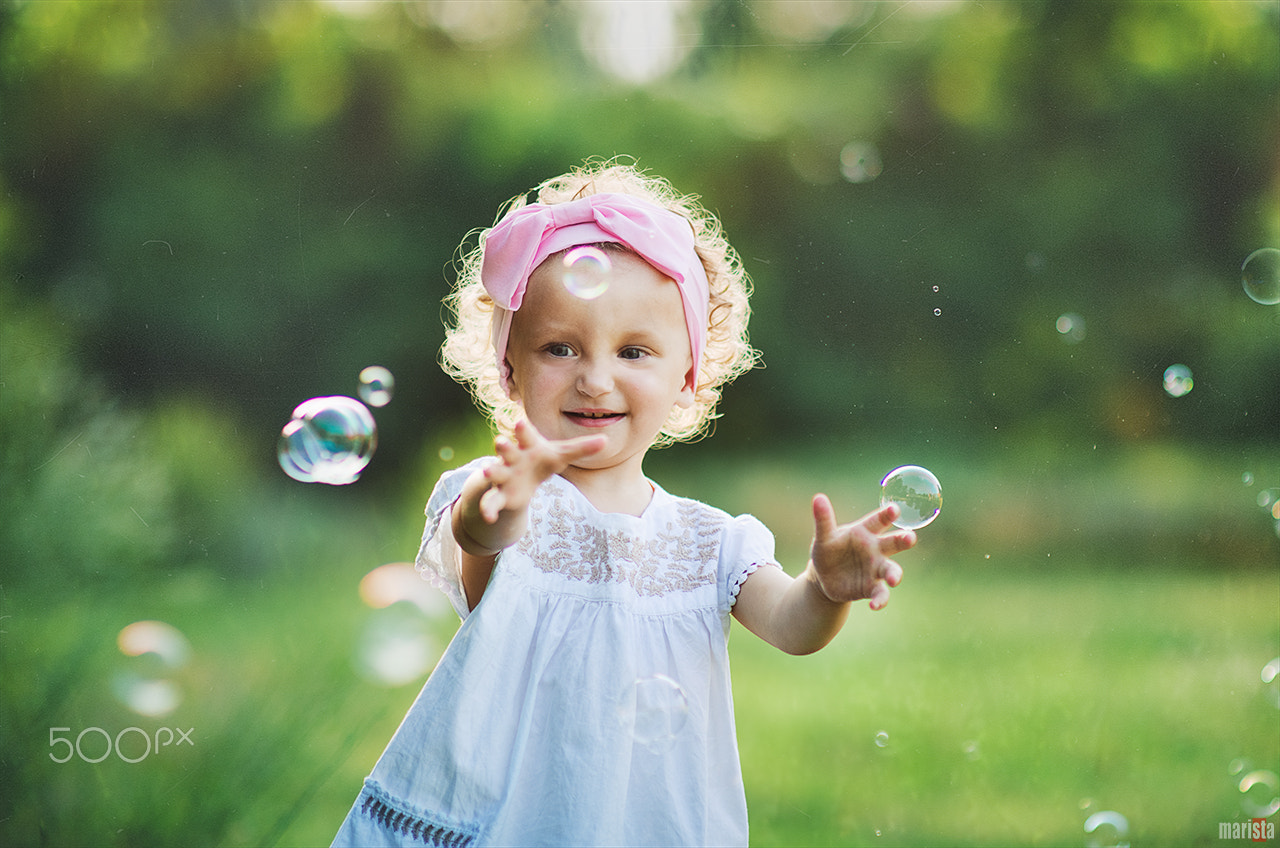 Nikon D7000 + Sigma 85mm F1.4 EX DG HSM sample photo. Girl with soap bubbles photography