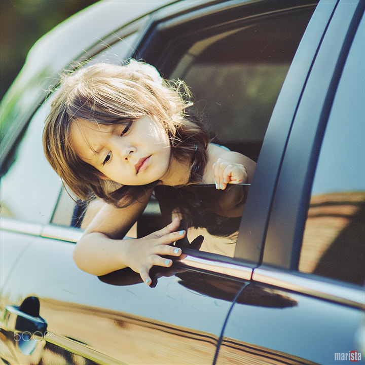 Nikon D7000 + Sigma 85mm F1.4 EX DG HSM sample photo. Little girl looks out from a car window.jpg photography
