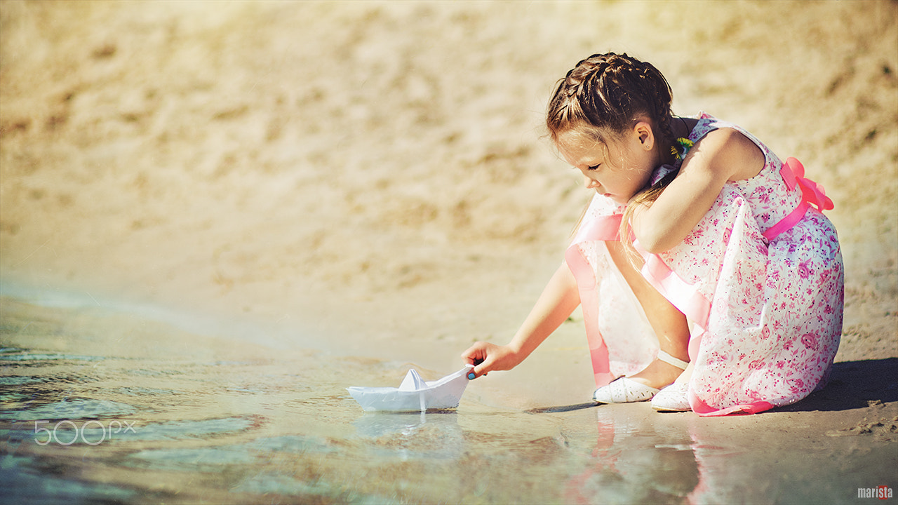 Nikon D7000 + Sigma 85mm F1.4 EX DG HSM sample photo. Girl with paper boat.jpg photography
