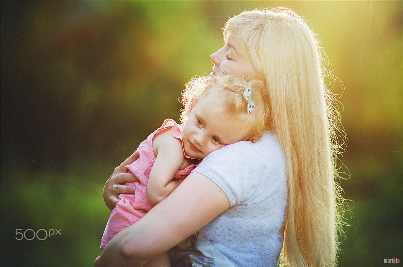 Sigma 85mm F1.4 EX DG HSM sample photo. Mom holding the baby in her arms.jpg photography