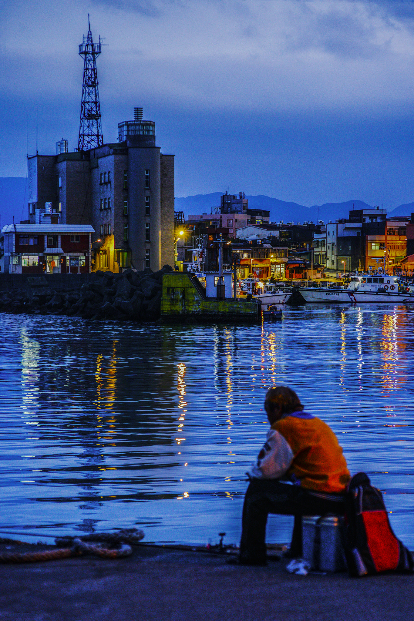 Nikon D800 + AF Nikkor 70-210mm f/4-5.6 sample photo. In the evening photography