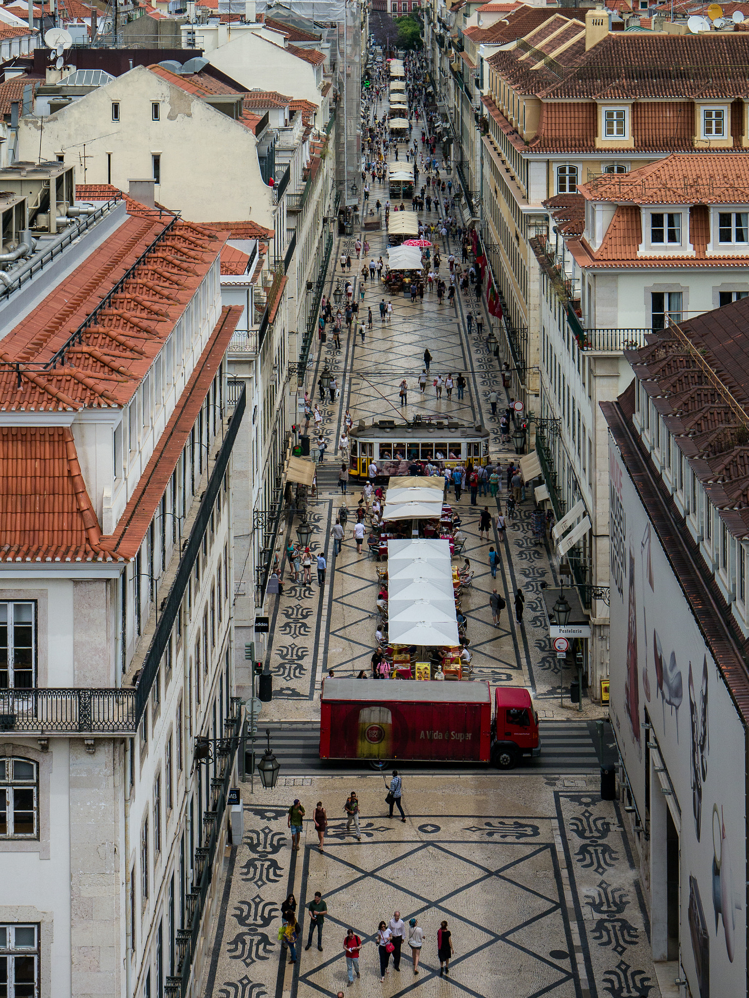 LUMIX G VARIO 35-100/F4.0-5.6 sample photo. Lisboa - rua augusta photography