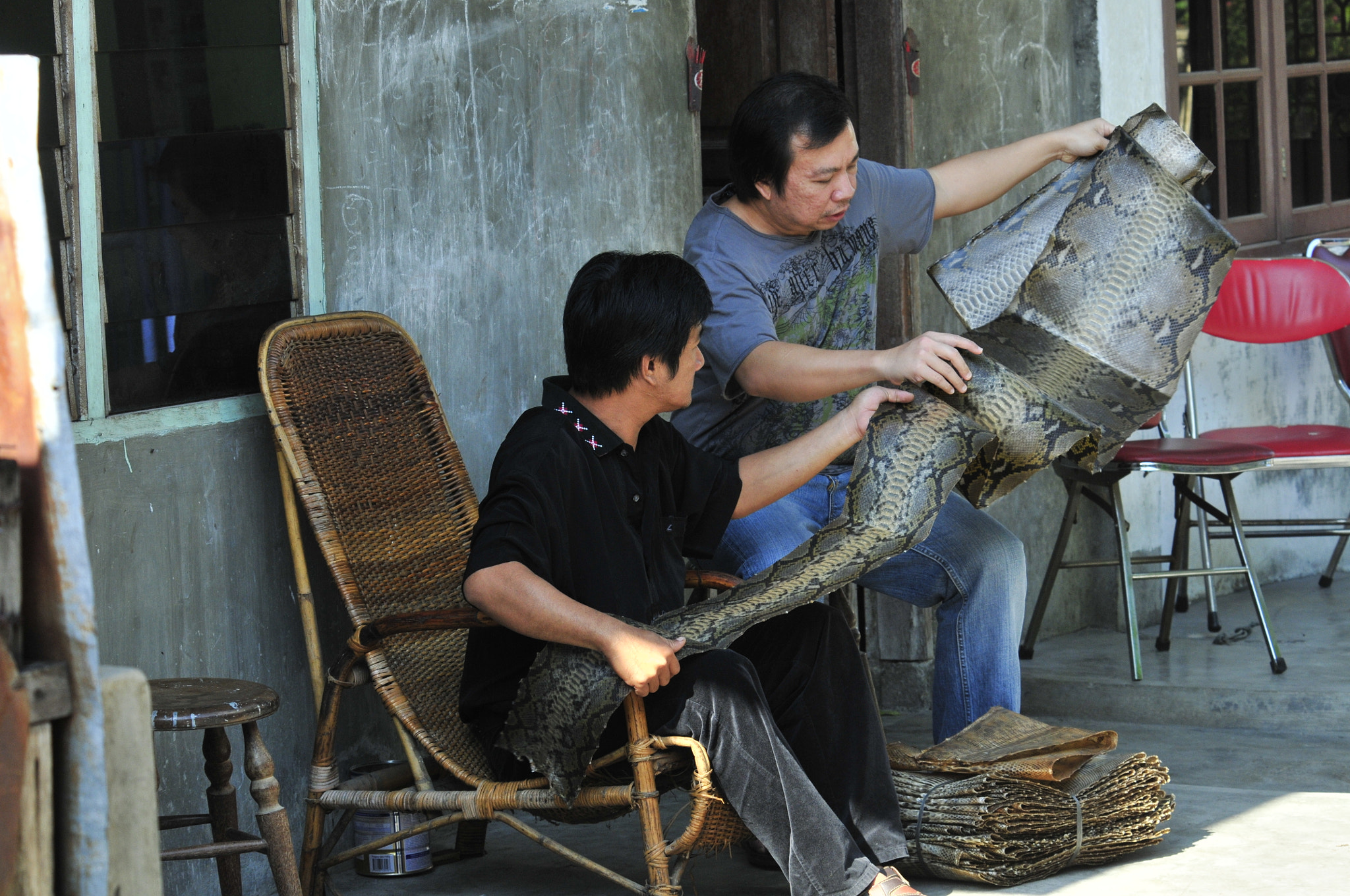 Nikon D300S sample photo. Examining the merchandise photography