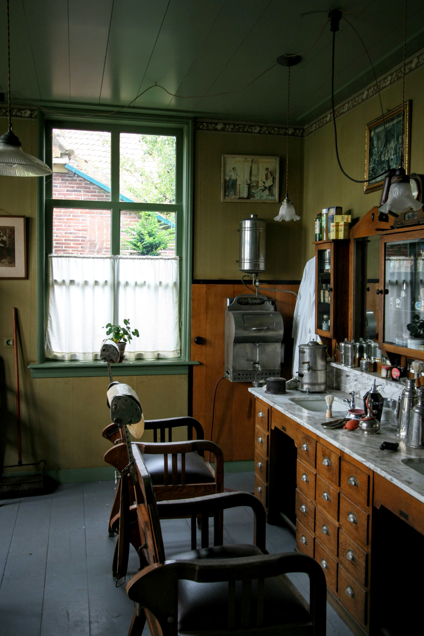Canon EF-S 10-22mm F3.5-4.5 USM sample photo. Barbershop photography