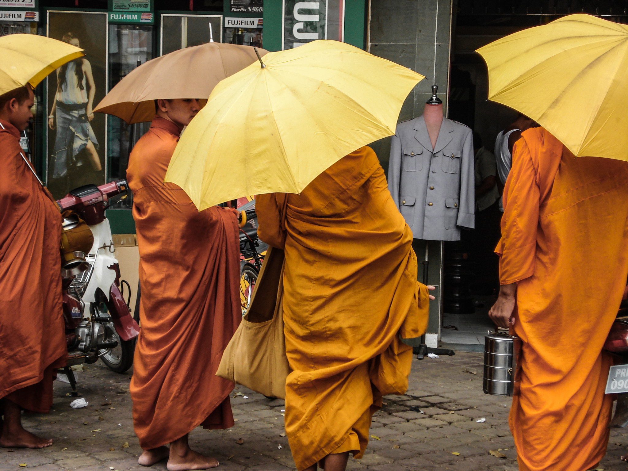 Sony DSC-W70 sample photo. Phnom penh monks photography