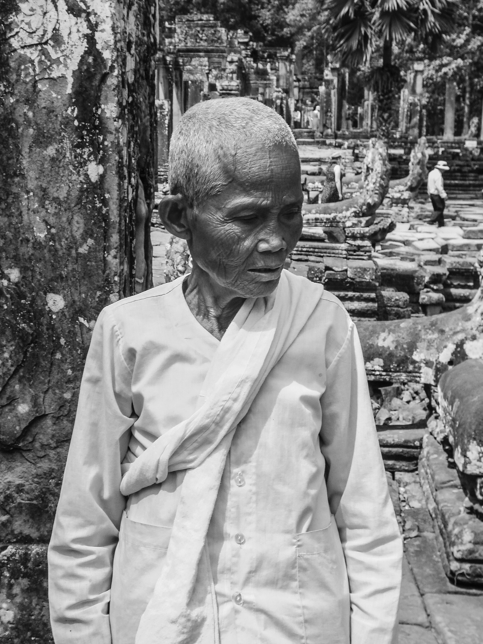 Sony DSC-W70 sample photo. Angkor old woman photography