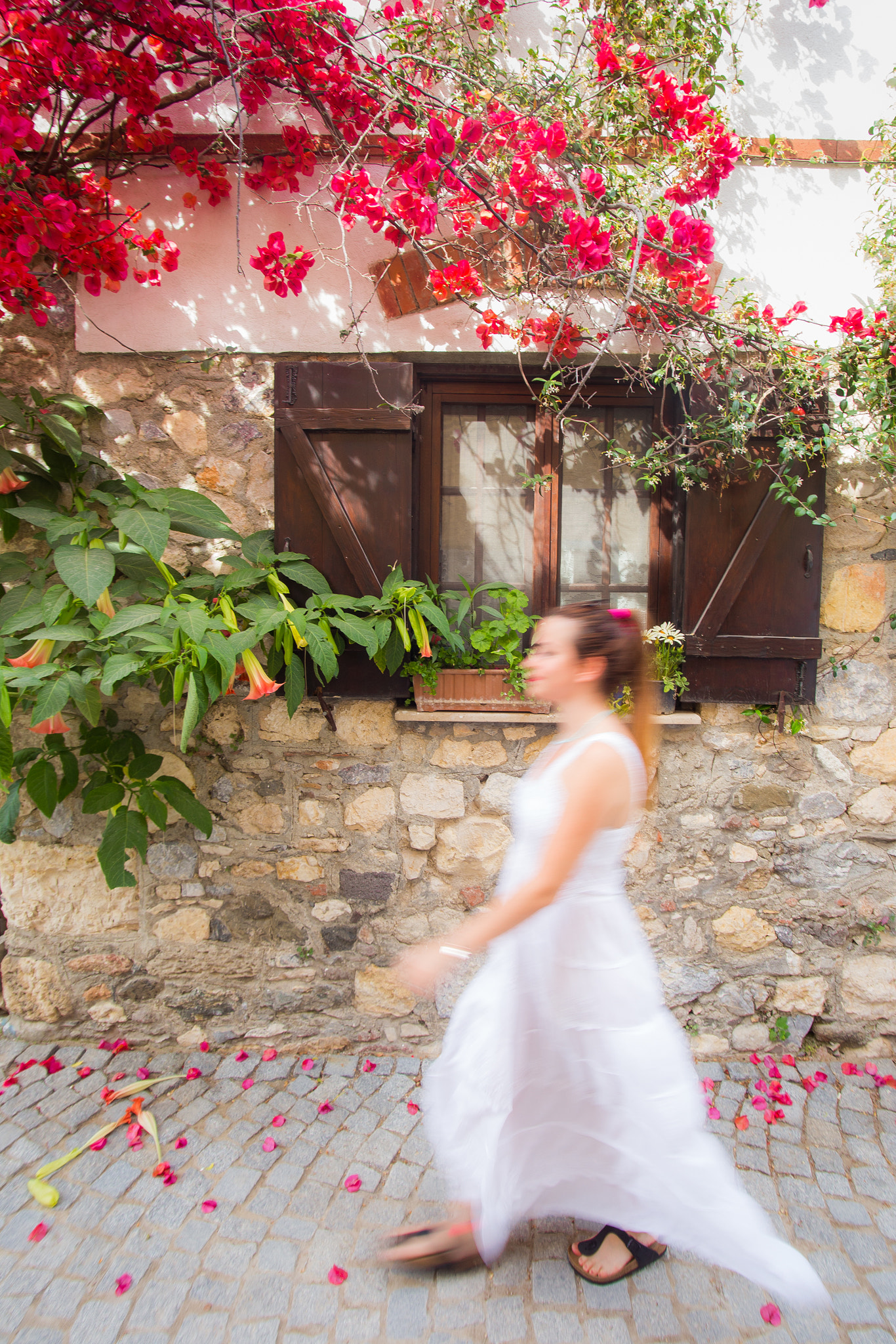 Sigma 17-35mm f/2.8-4 EX DG Aspherical HSM sample photo. Beyaz ve sokak photography