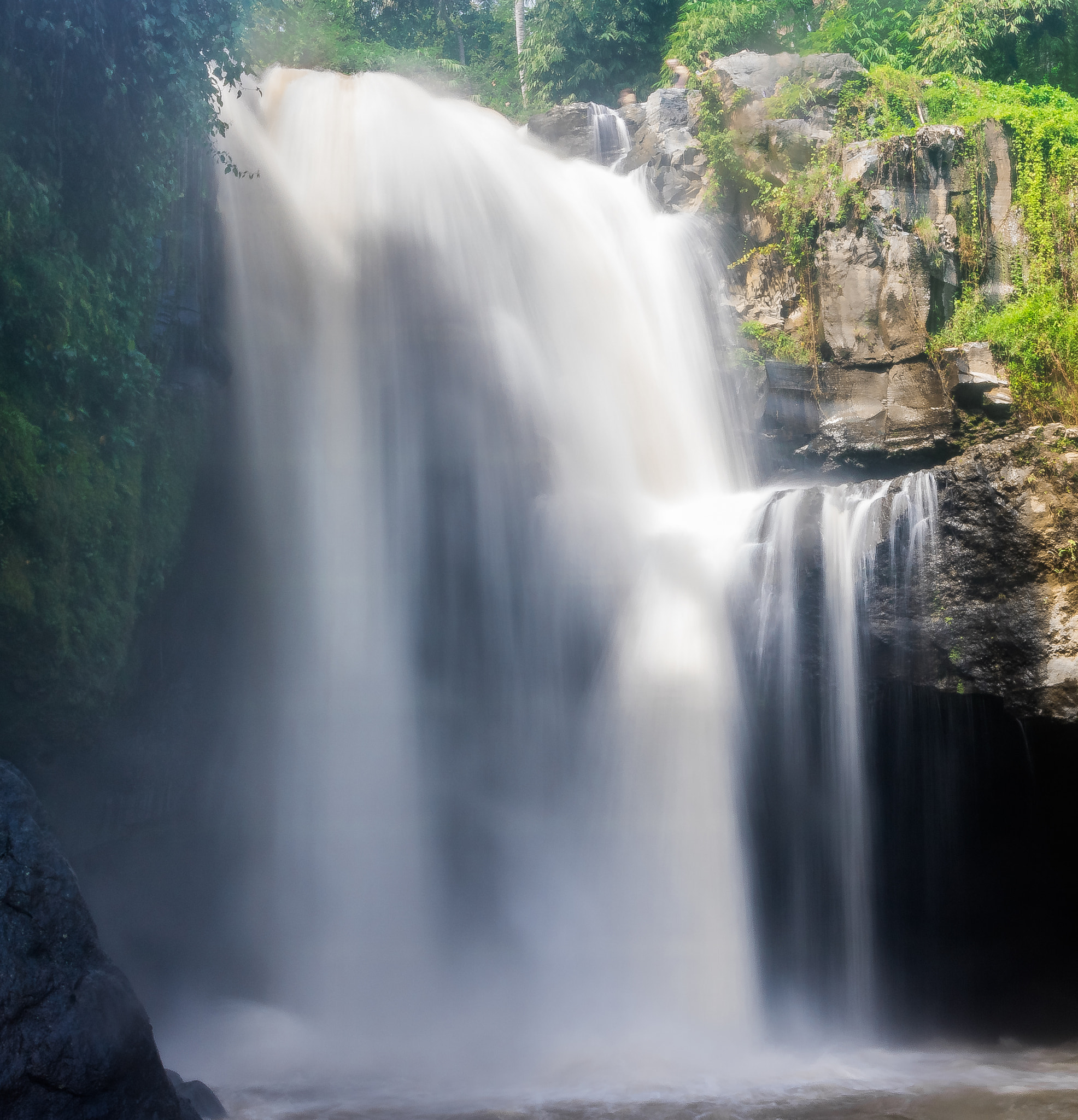 Canon EOS 750D (EOS Rebel T6i / EOS Kiss X8i) + Canon EF 17-40mm F4L USM sample photo. Water fall photography