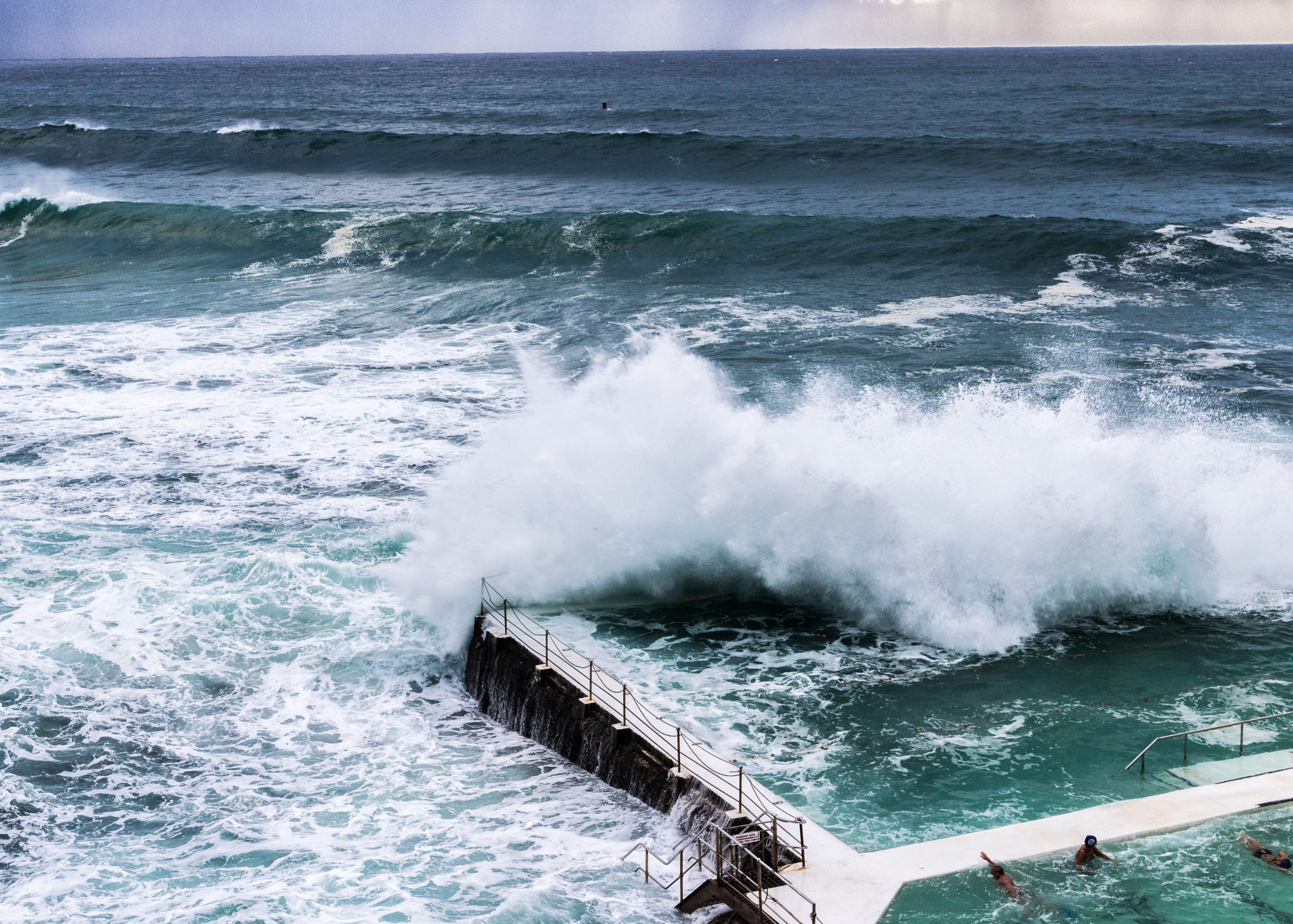 Canon EOS 750D (EOS Rebel T6i / EOS Kiss X8i) + Canon EF 17-40mm F4L USM sample photo. Bondi ocean pool photography