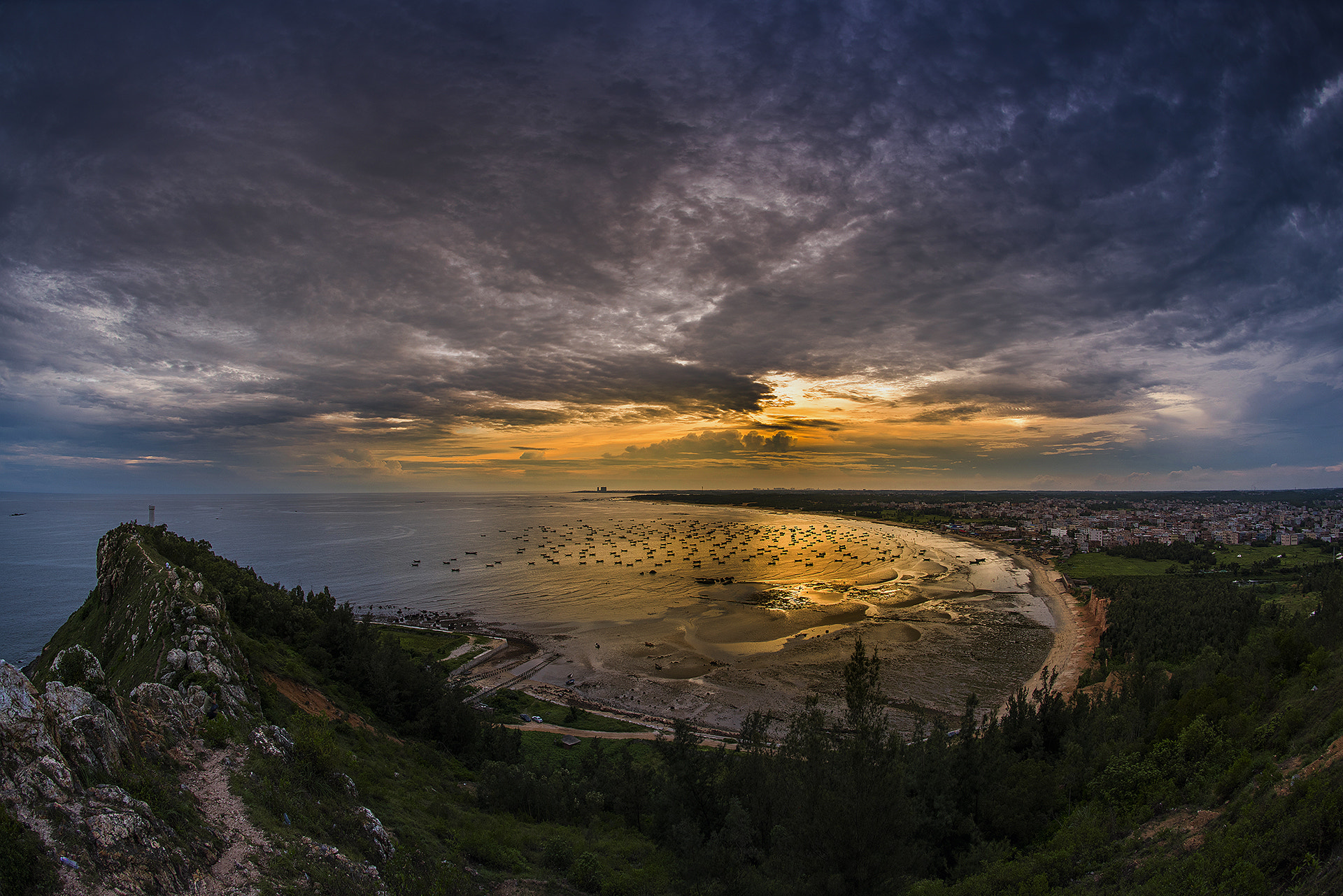 Nikon D810 + Nikon AF Fisheye-Nikkor 16mm F2.8D sample photo. 日落渔村 photography