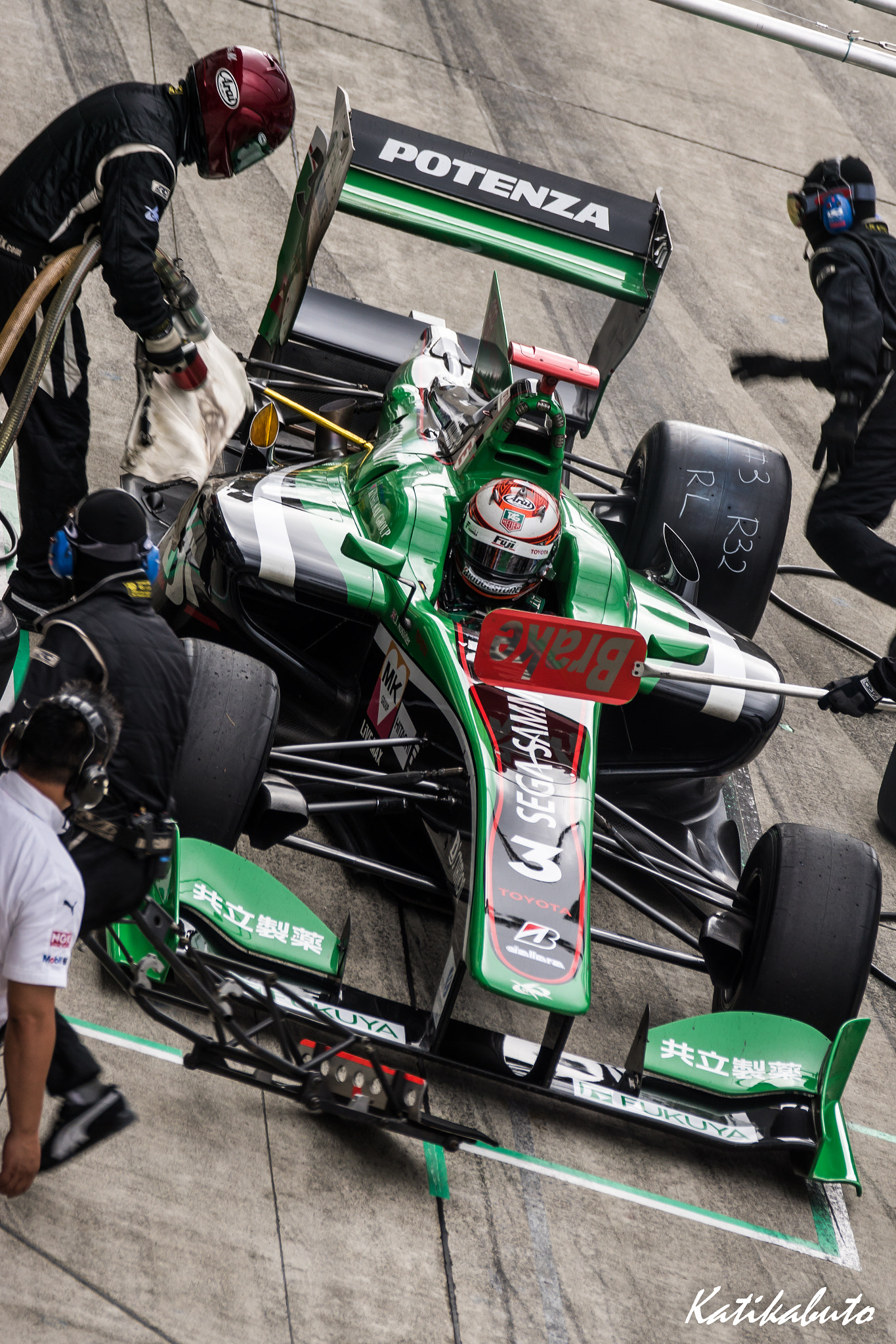 Sony 70-300mm F4.5-5.6 G SSM sample photo. Pit stop photography