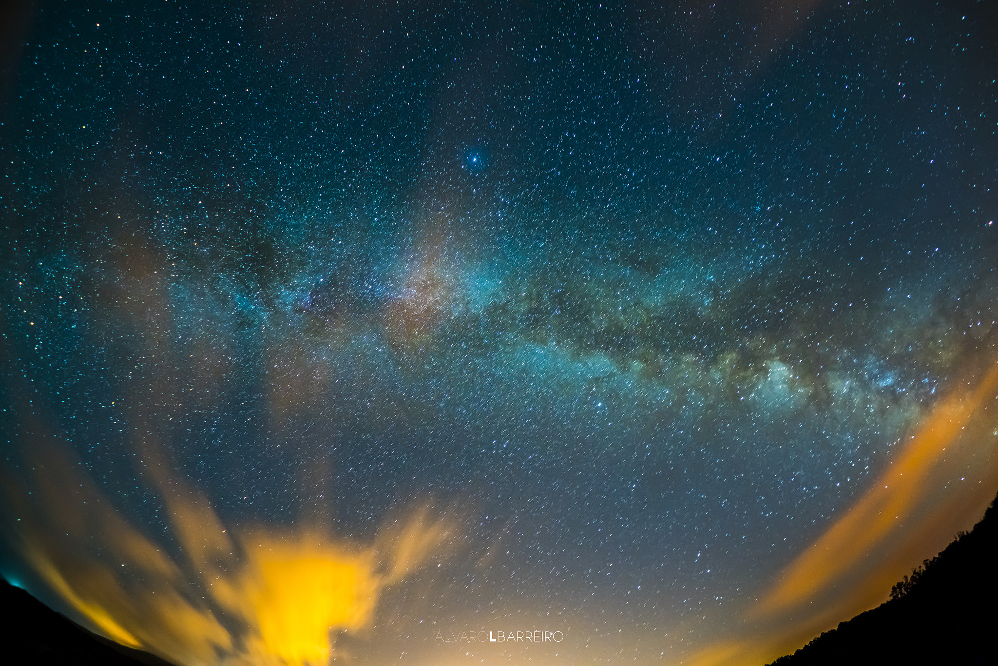 Sony FE 28mm F2 sample photo. Via lactea entre nubes photography