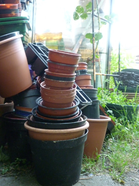 Panasonic DMC-FS25 sample photo. Tower of pots photography