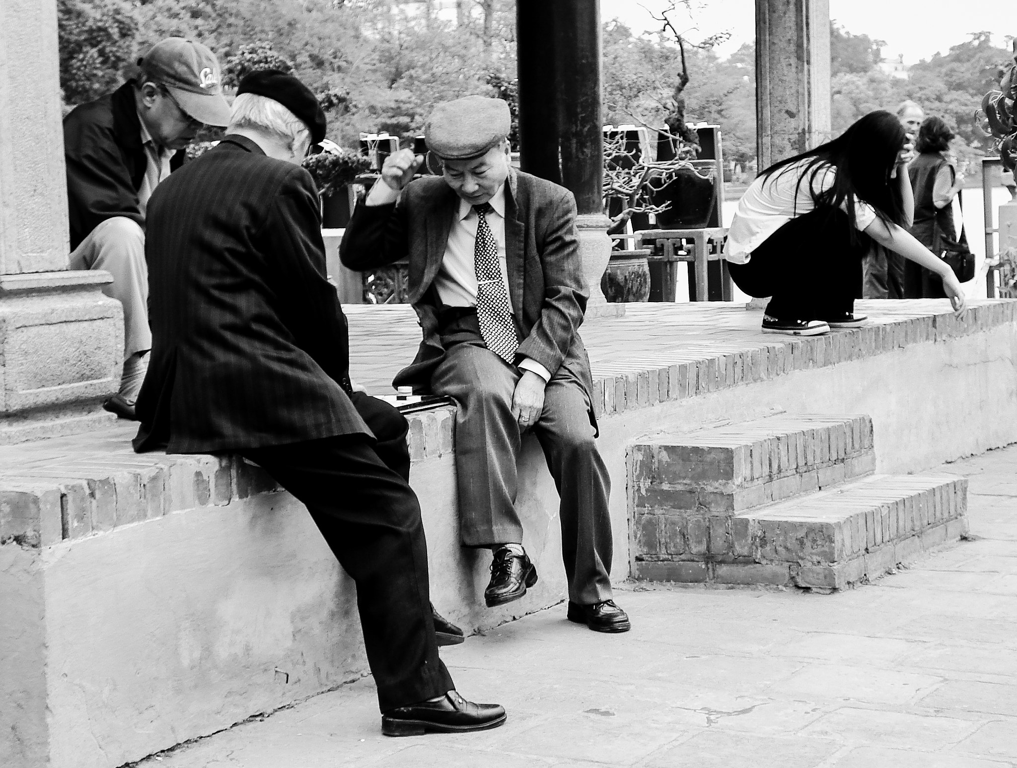 Sony DSC-W70 sample photo. Men at huan kiem temple photography