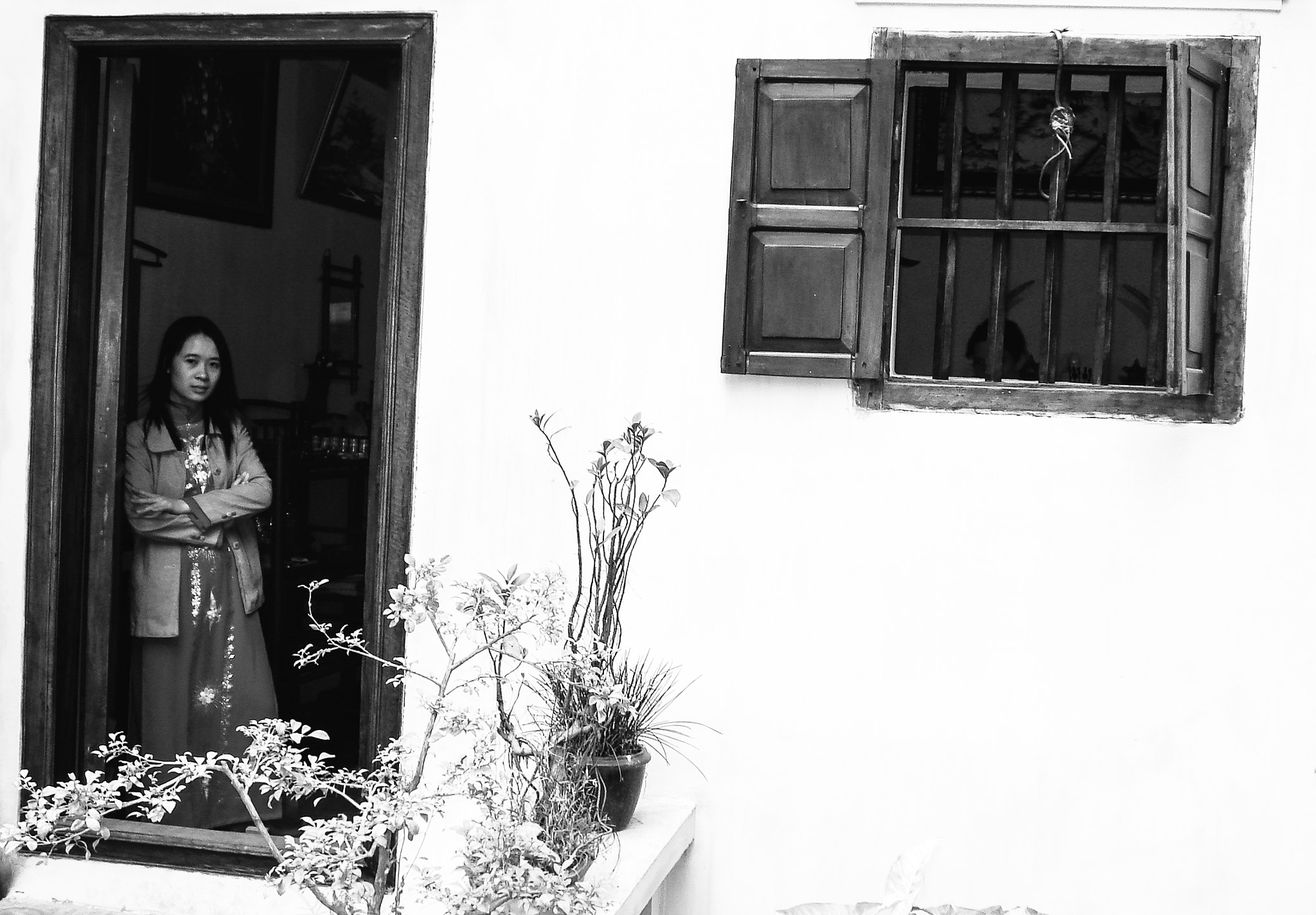 Sony DSC-W70 sample photo. Woman in doorway photography