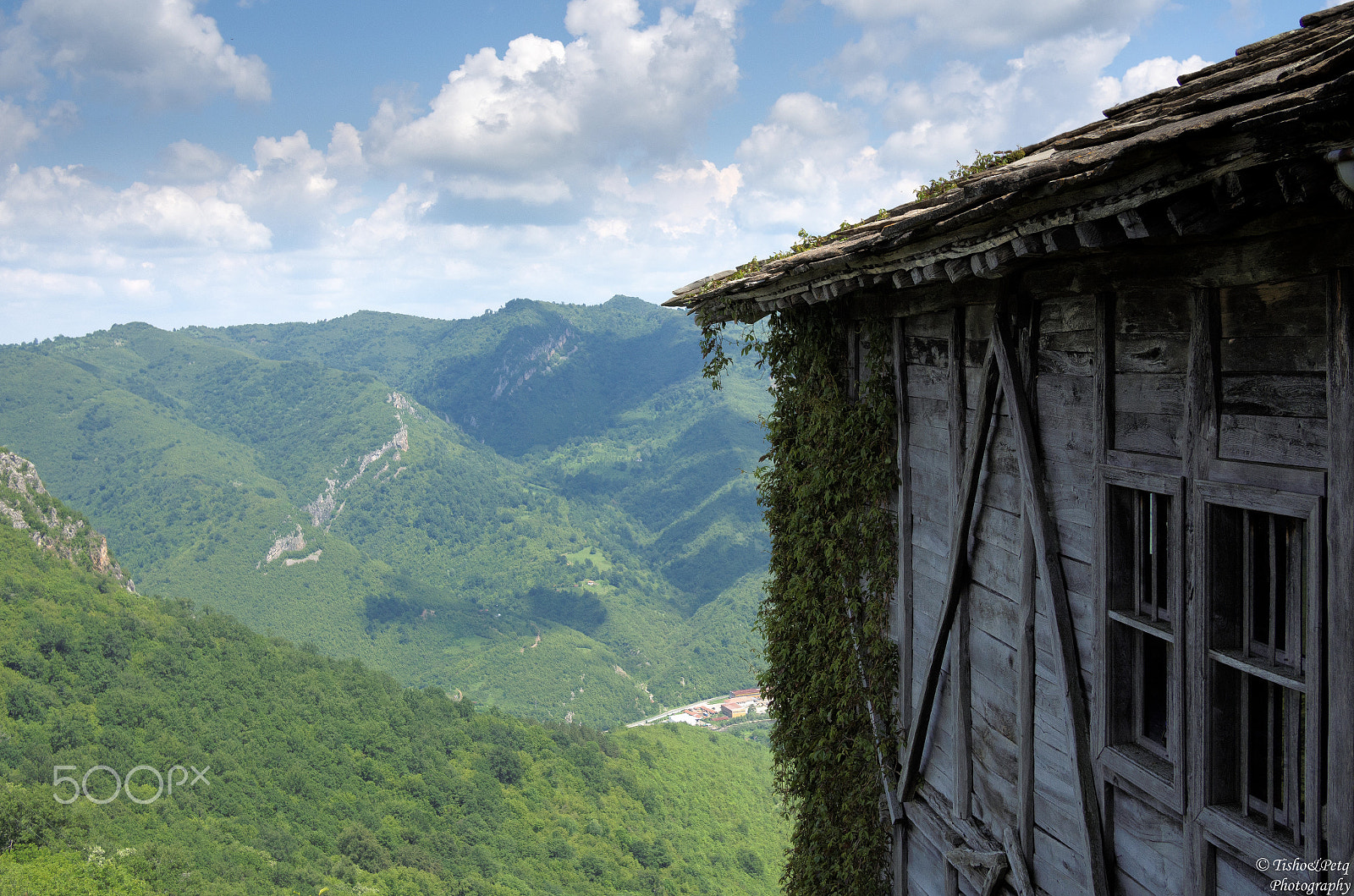 Olympus OM-D E-M5 + LUMIX G 20/F1.7 II sample photo. Glozhene monastery photography