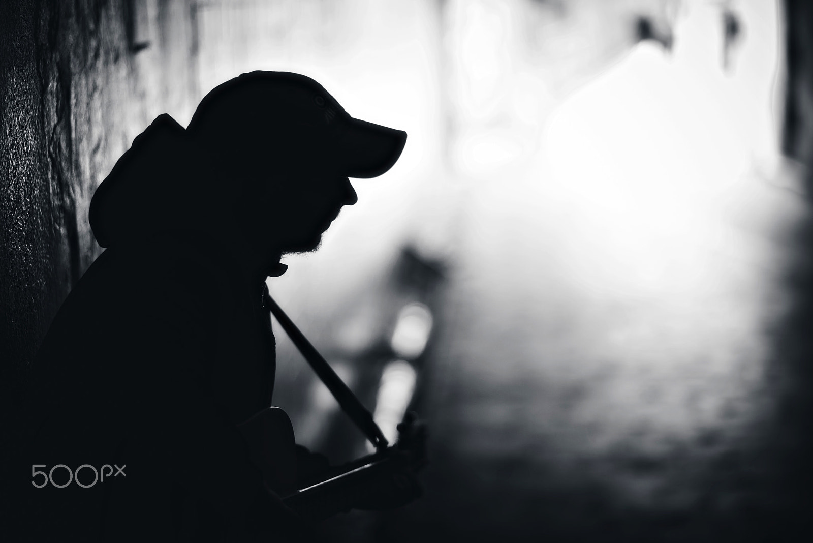 ZEISS Planar T* 85mm F1.4 sample photo. Chris - "people watcher"  / busker photography