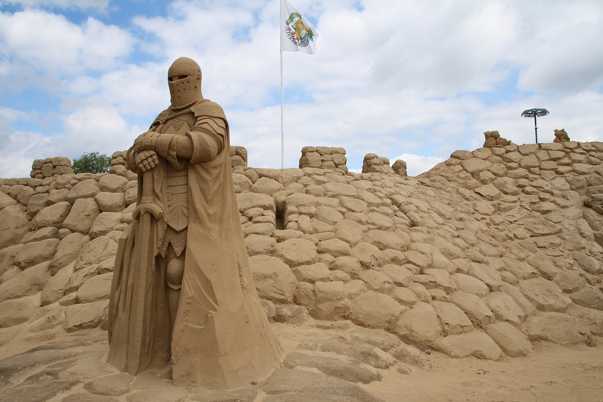 Canon EOS 1000D (EOS Digital Rebel XS / EOS Kiss F) sample photo. Knight from sand photography