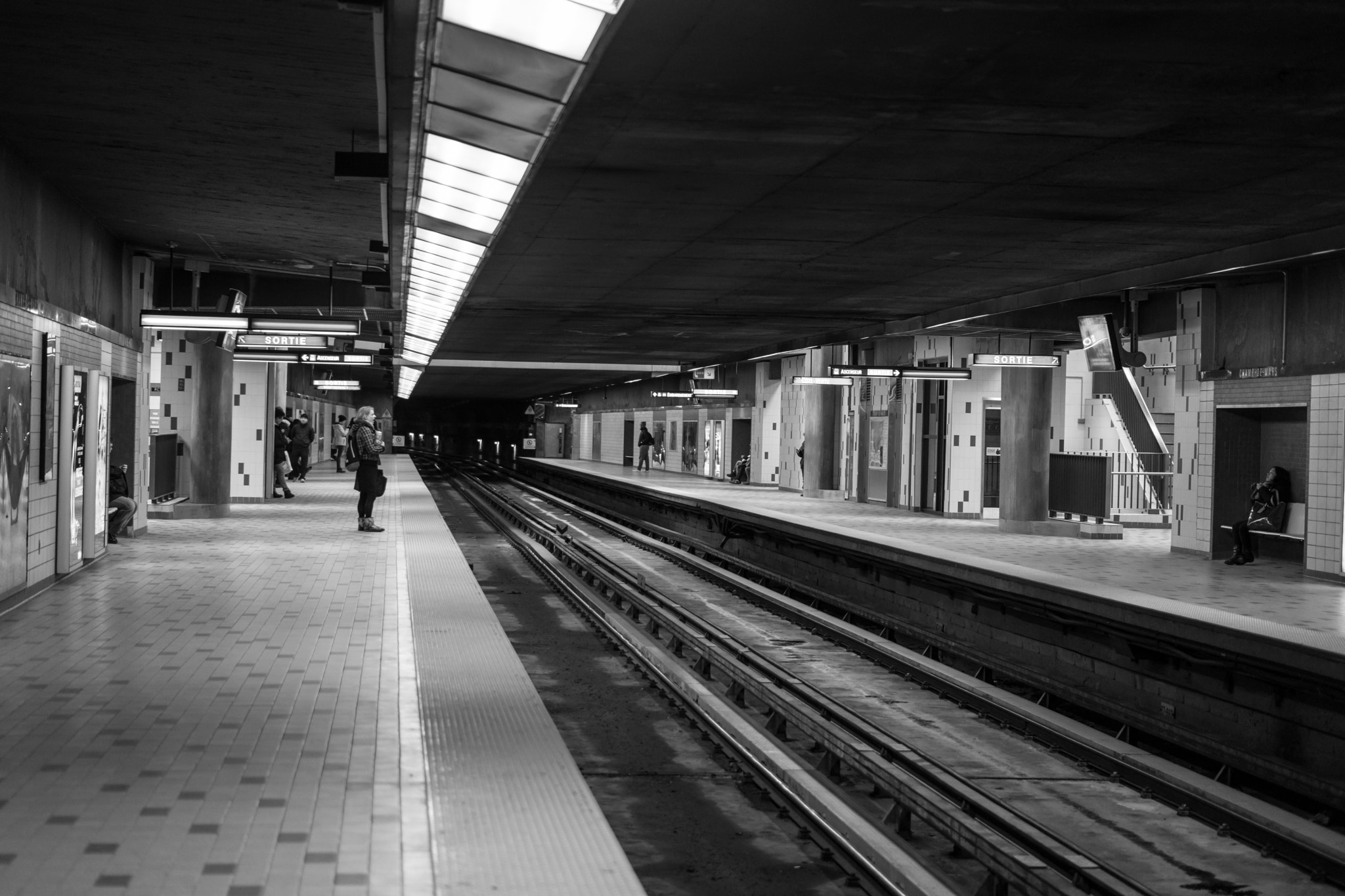 Samsung NX500 + Samsung NX 45mm F1.8 sample photo. Montreal subway [b&w] photography