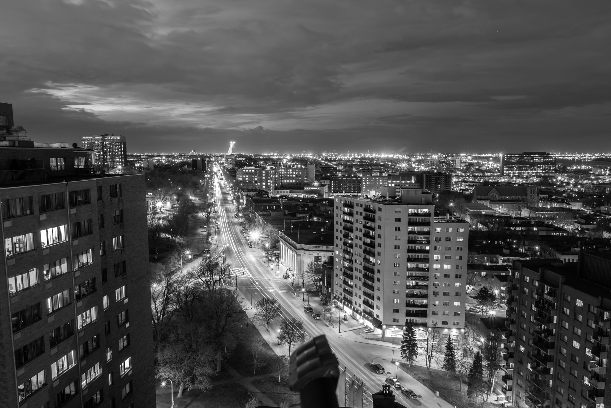 Samsung NX500 + Samsung NX 16mm F2.4 Pancake sample photo. Montreal trafic lights [b&w] photography