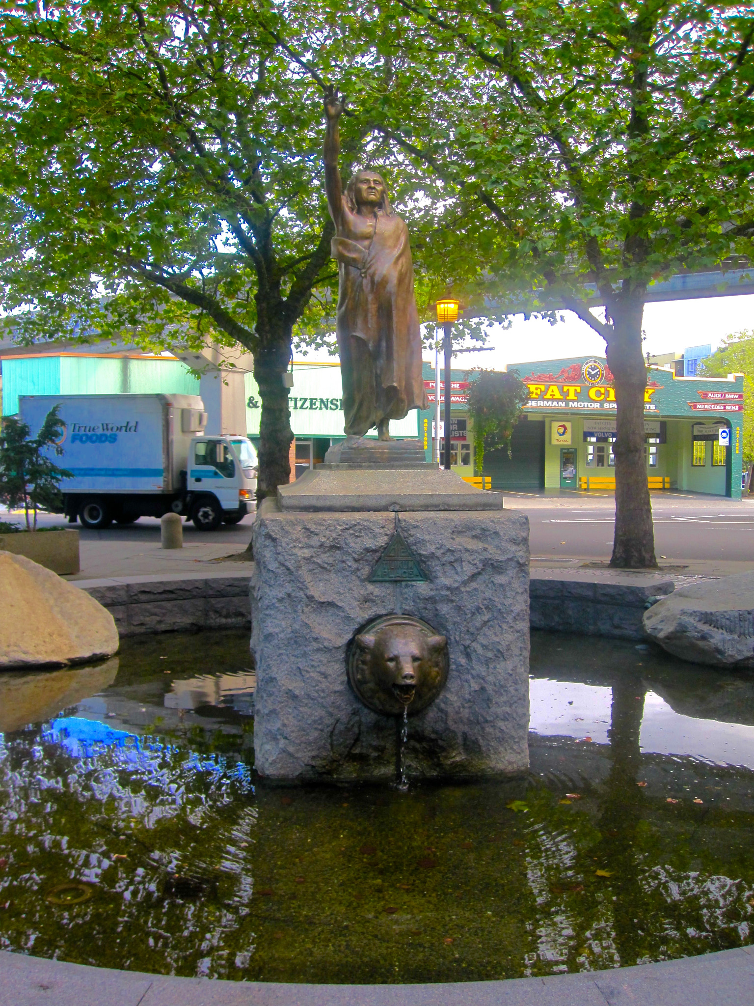 Canon PowerShot SD780 IS (Digital IXUS 100 IS / IXY Digital 210 IS) sample photo. Chief seattle in belltown seattle photography