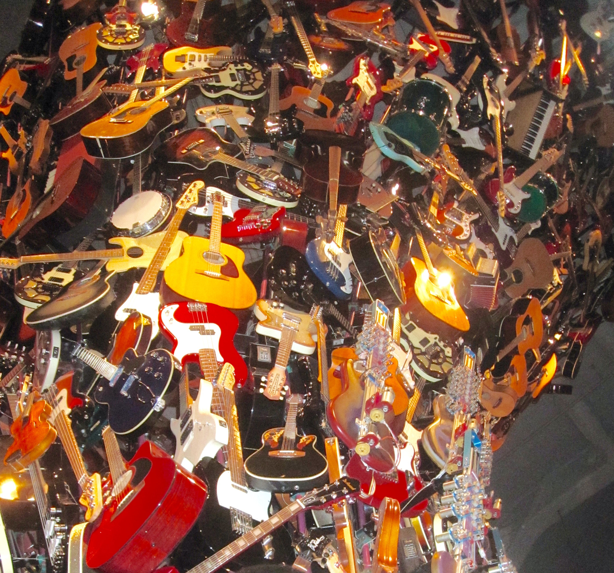 Canon PowerShot SD780 IS (Digital IXUS 100 IS / IXY Digital 210 IS) sample photo. Guitar tower seattle photography