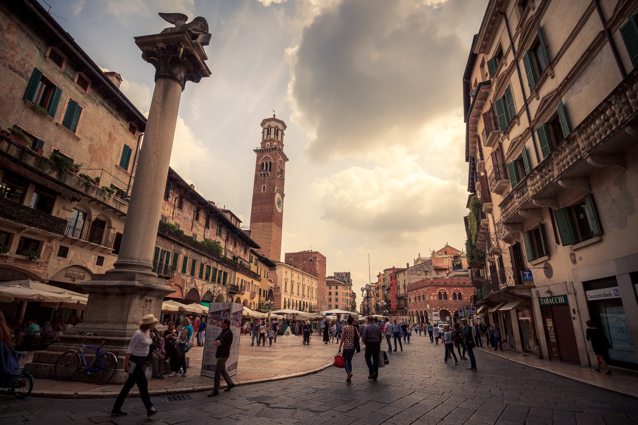 Canon EF-S 10-18mm F4.5–5.6 IS STM sample photo. Piazza delle erbe (verona) photography