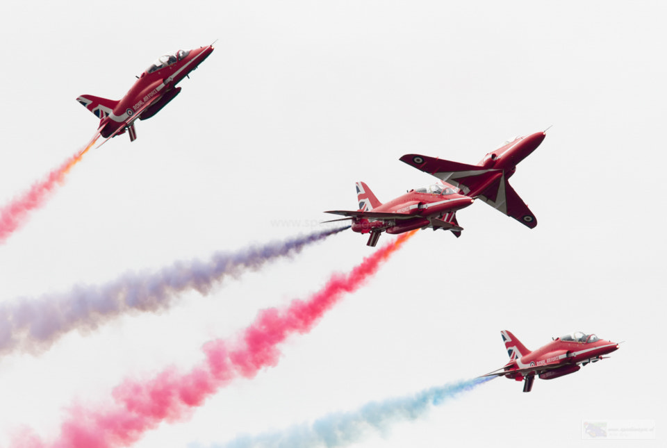 Canon EF 200mm F2.8L II USM sample photo. Red smokers photography