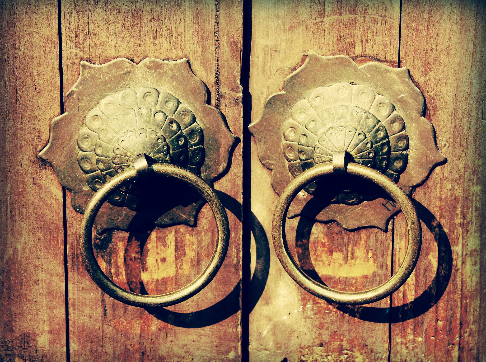 Canon EF-S 18-55mm F3.5-5.6 IS II sample photo. The door bolt photography