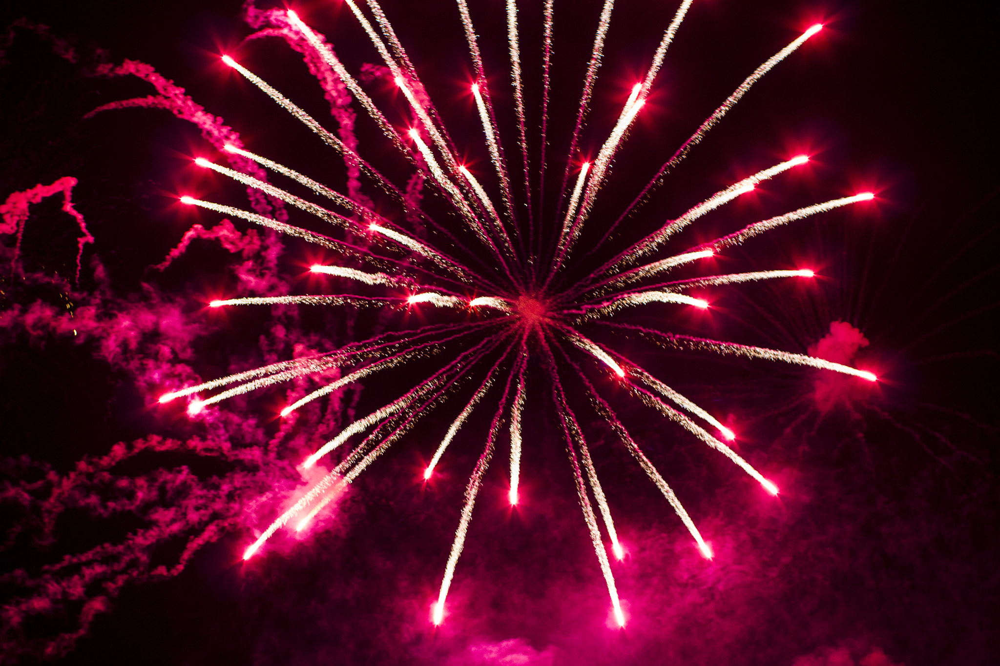 Canon EOS 550D (EOS Rebel T2i / EOS Kiss X4) + Canon EF 35mm F1.4L USM sample photo. Fête du vin - fireworks photography