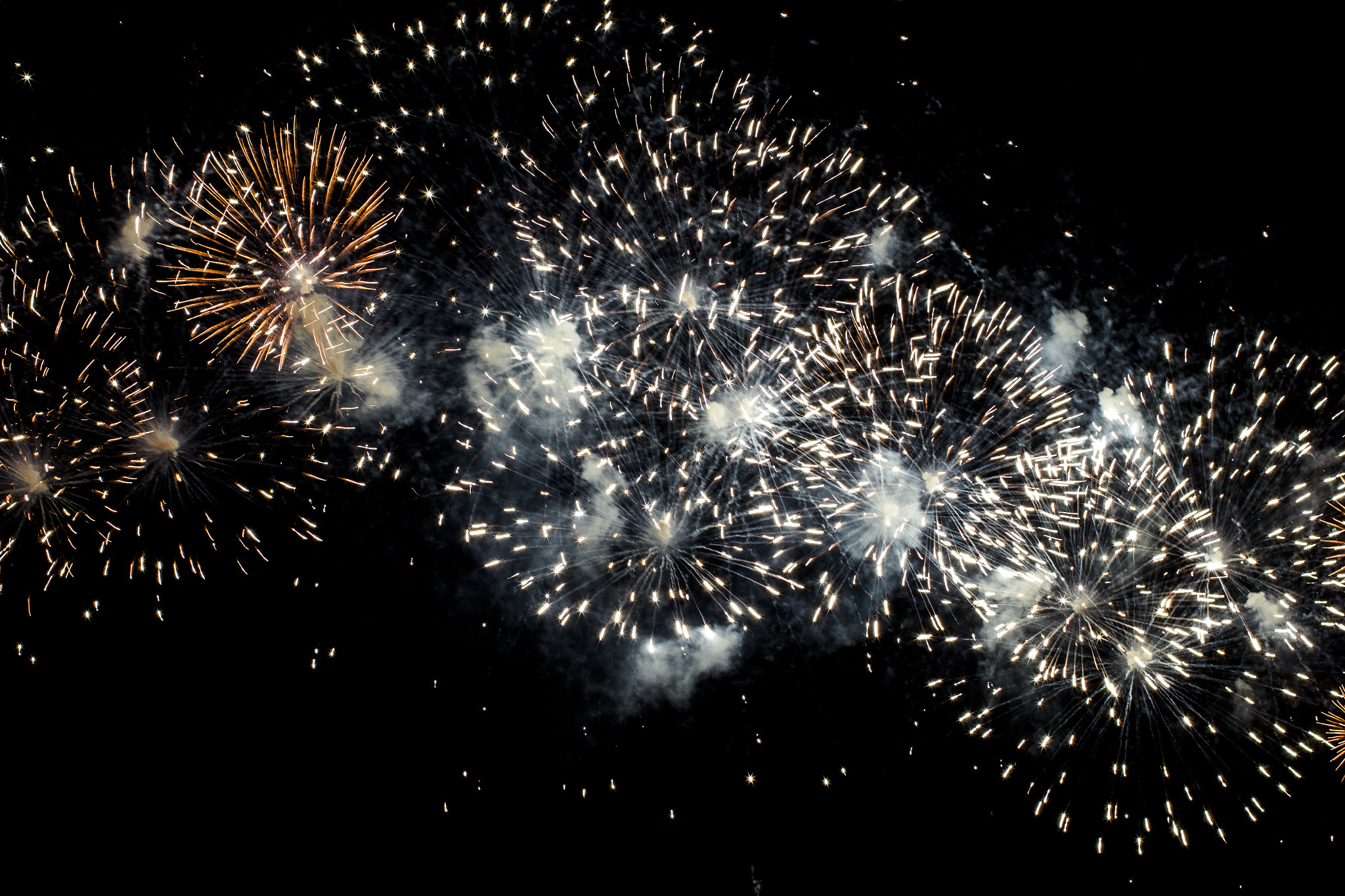 Canon EOS 550D (EOS Rebel T2i / EOS Kiss X4) + Canon EF 35mm F1.4L USM sample photo. Fête du vin - fireworks photography