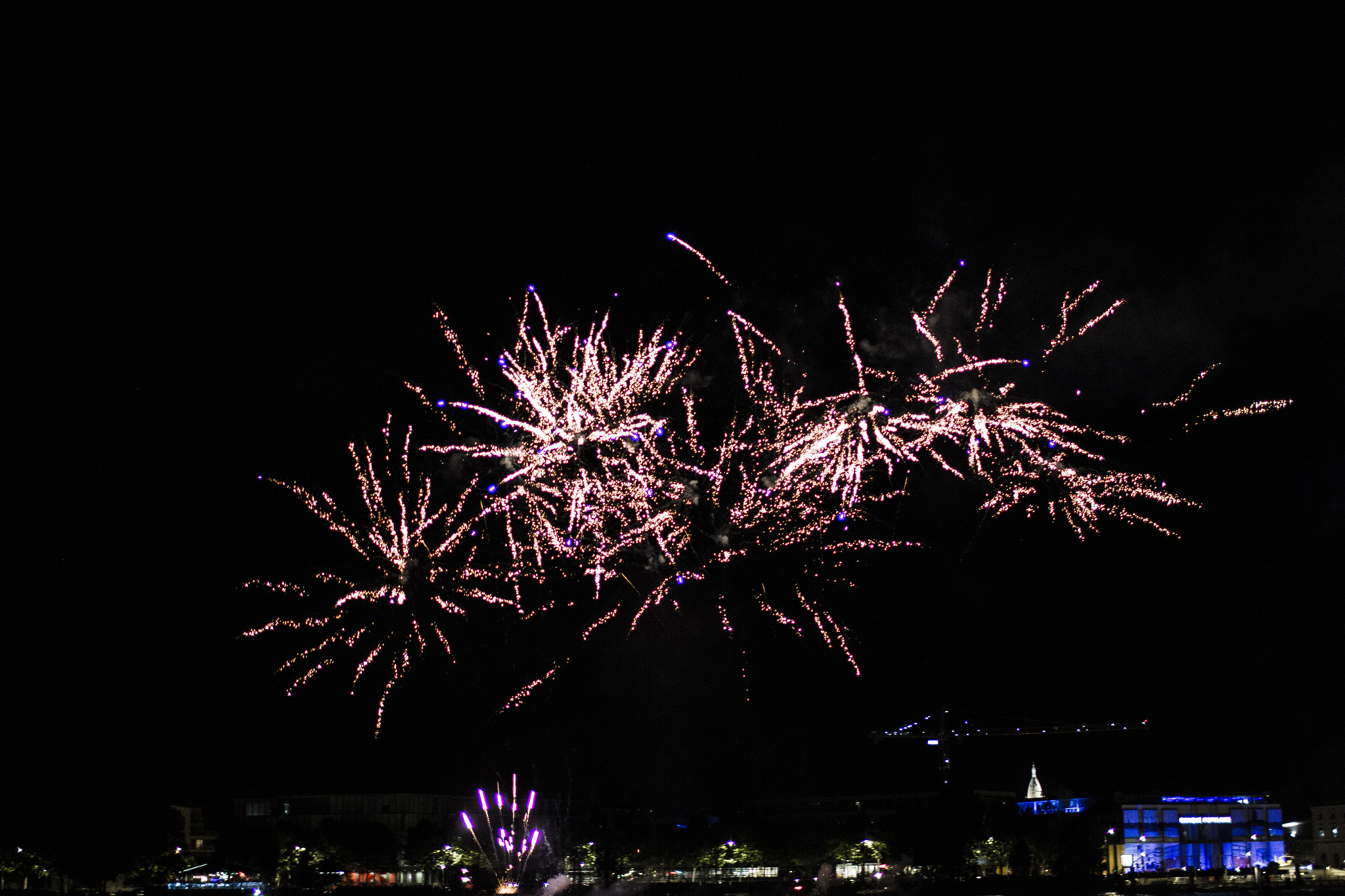 Canon EOS 550D (EOS Rebel T2i / EOS Kiss X4) + Canon EF 35mm F1.4L USM sample photo. Fête du vin - fireworks photography
