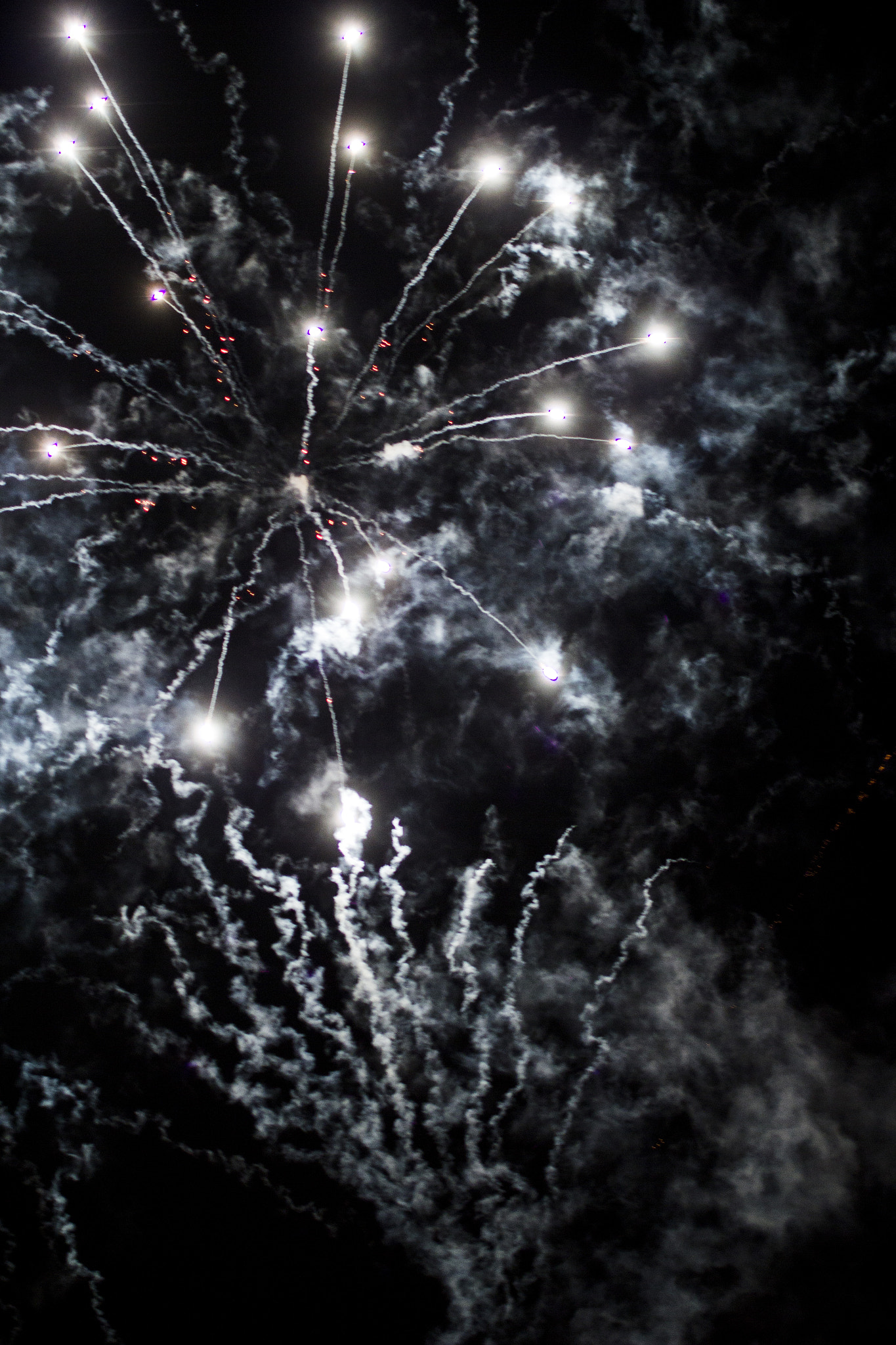 Canon EOS 550D (EOS Rebel T2i / EOS Kiss X4) + Canon EF 35mm F1.4L USM sample photo. Fête du vin - fireworks photography