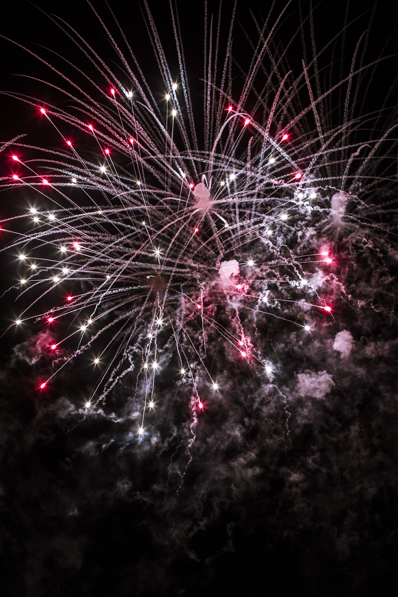 Canon EOS 550D (EOS Rebel T2i / EOS Kiss X4) + Canon EF 35mm F1.4L USM sample photo. Fête du vin - fireworks photography