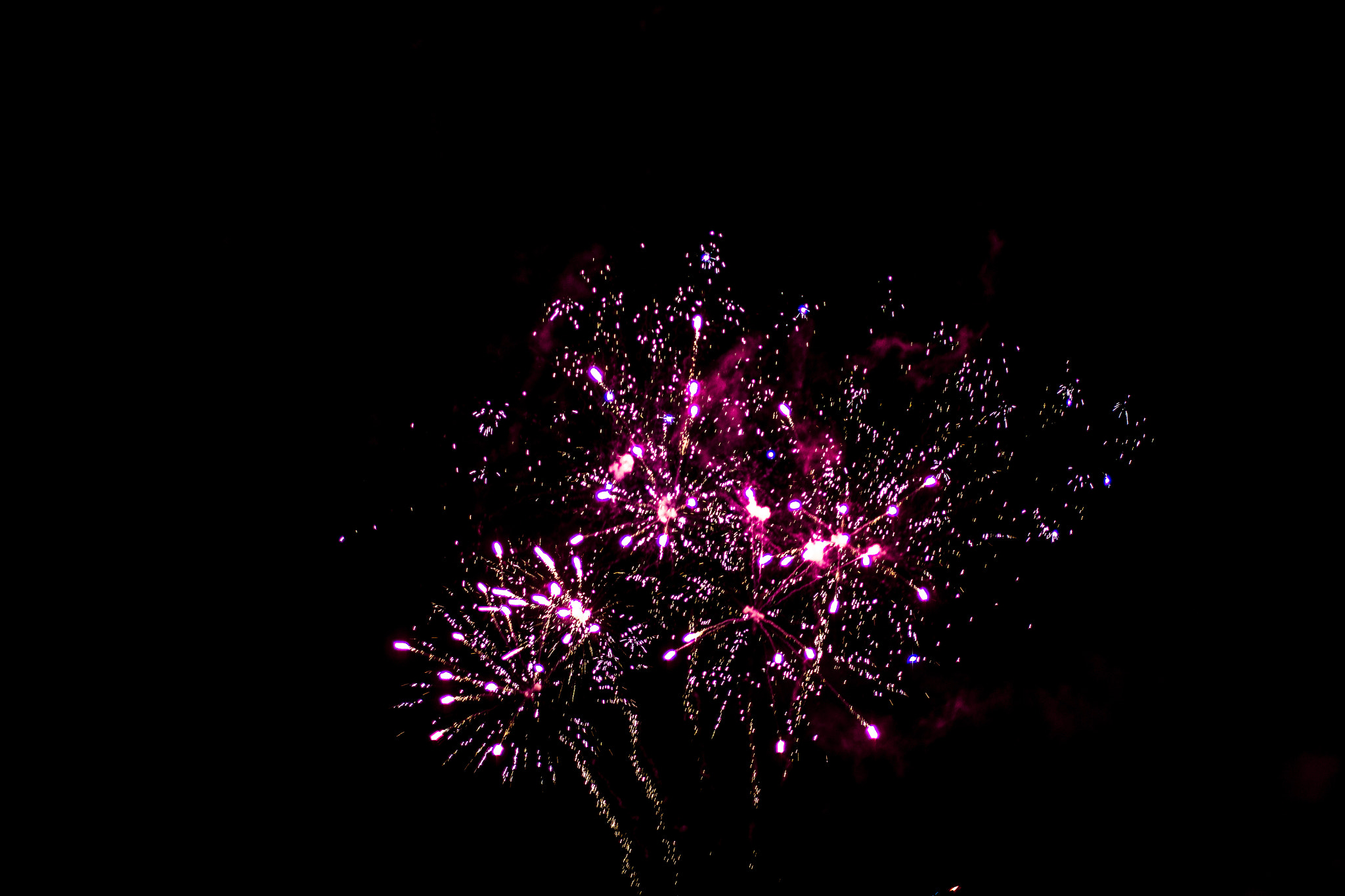 Canon EOS 550D (EOS Rebel T2i / EOS Kiss X4) + Canon EF 35mm F1.4L USM sample photo. Fête du vin - fireworks photography