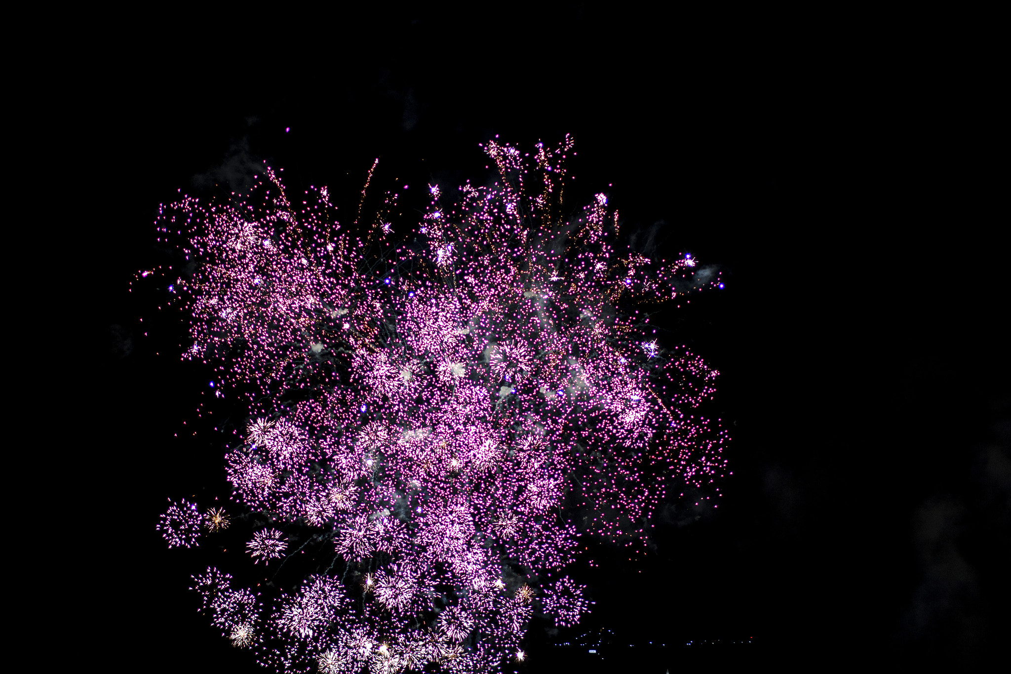 Canon EOS 550D (EOS Rebel T2i / EOS Kiss X4) + Canon EF 35mm F1.4L USM sample photo. Fête du vin - fireworks photography