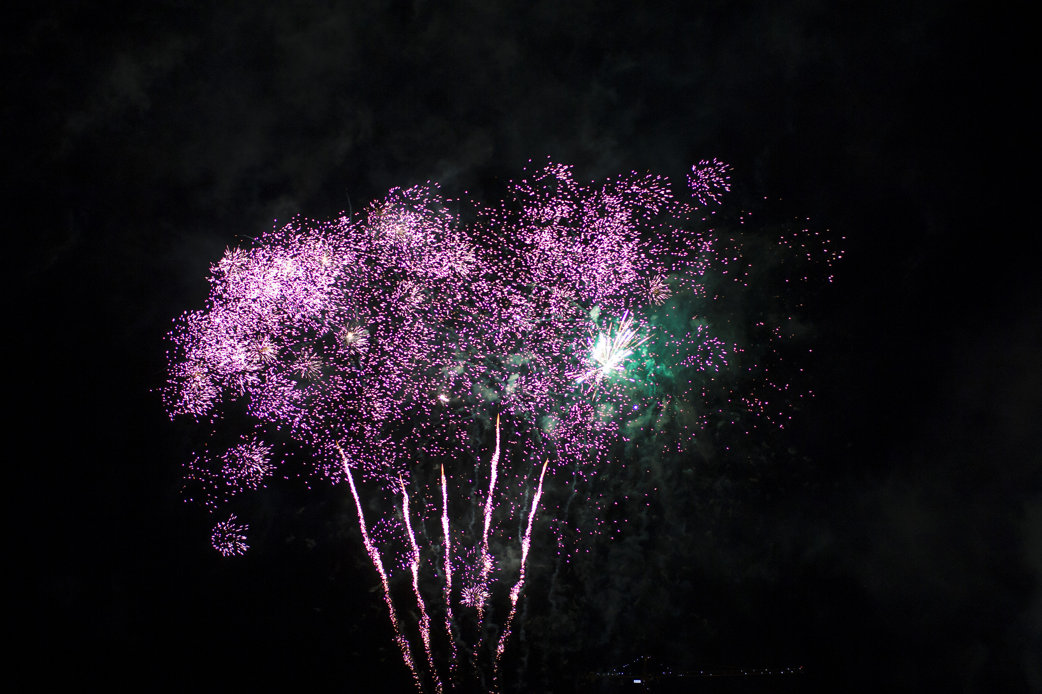 Canon EOS 550D (EOS Rebel T2i / EOS Kiss X4) + Canon EF 35mm F1.4L USM sample photo. Fête du vin - fireworks photography