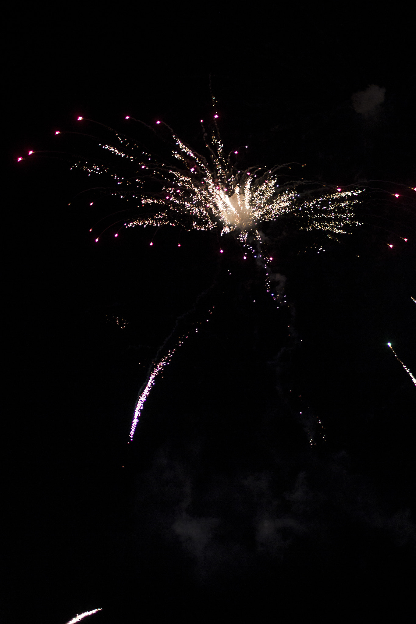 Canon EOS 550D (EOS Rebel T2i / EOS Kiss X4) + Canon EF 35mm F1.4L USM sample photo. Fête du vin - fireworks photography