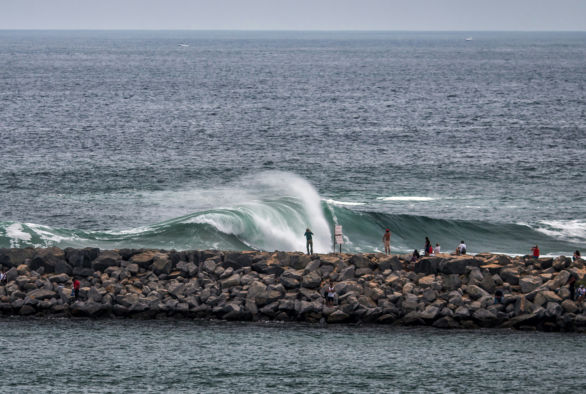 Canon EOS 70D + Canon EF 135mm F2L USM sample photo. A huge wave from afar photography