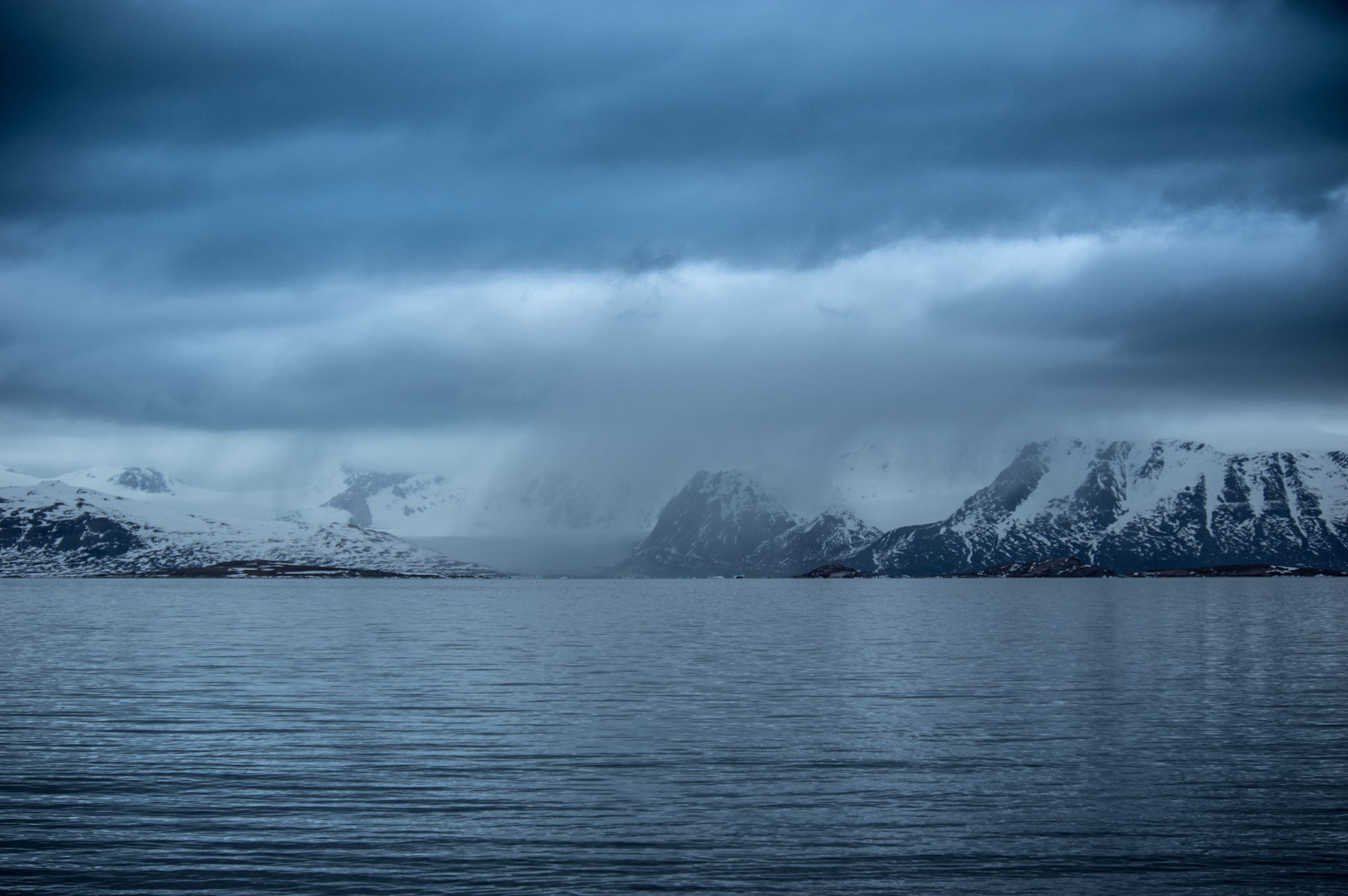 Pentax smc DA 50-200mm F4-5.6 ED WR sample photo. Rain on kongsfjorden. photography