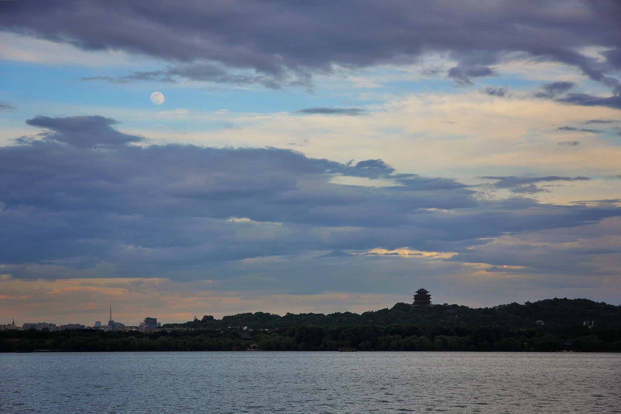 Canon EF-S 15-85mm F3.5-5.6 IS USM sample photo. 西湖 photography